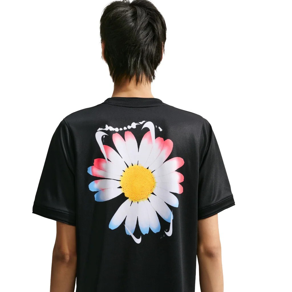 PEACEMINUSONE X NIKE 吸濕排汗 胸前大LOGO款 運動短袖 上衣 Tee 足球衣 G-DRAGON 權志龍 雛菊 刺繡 足球 世界盃 GD 世足限定 IH1684-010