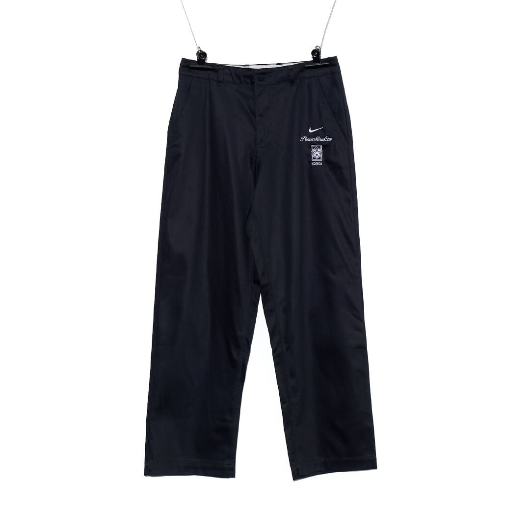 PEACEMINUSONE X NIKE Chino Pants 斜紋休閒褲 長褲 G-DRAGON 權志龍 雛菊 刺繡 足球 世界盃 GD 世足限定 IM3222-010