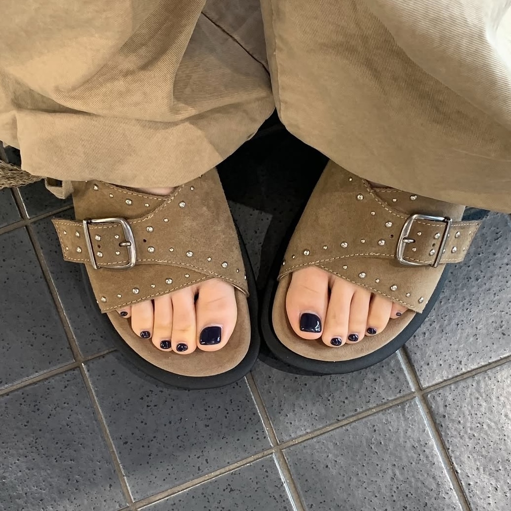 🇰🇷 KHIHO SOLI BUCKLE SLIDES 金屬 鉚釘 牛皮 金屬扣 交叉扣環 拖鞋 微增高 / 現貨