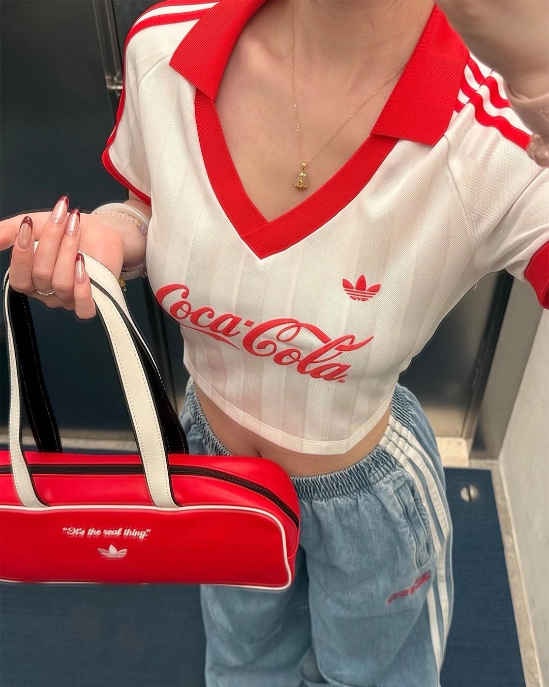 代購-<權恩妃同款！>Adidas Originals × Coca-Cola/可口可樂 CROPPED JERSEY 復古 針織 短版 運動 V領 短袖 T恤 KY7571