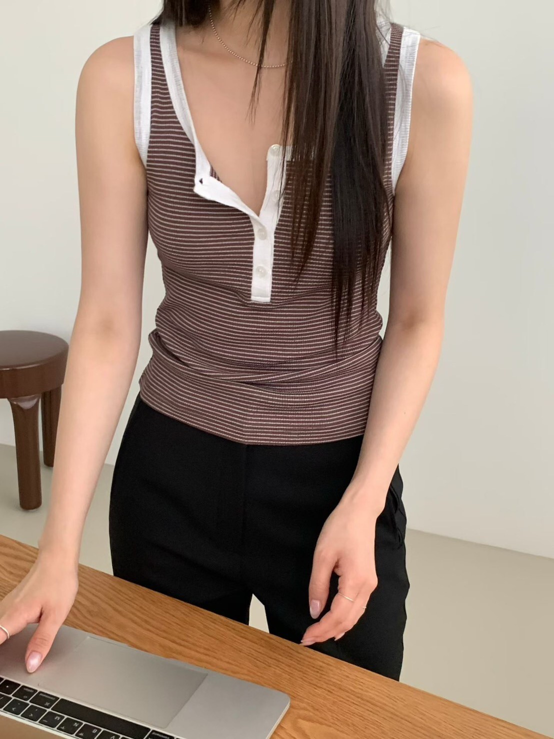 白線滾邊配色橫條紋排釦圓領背心 / 2色