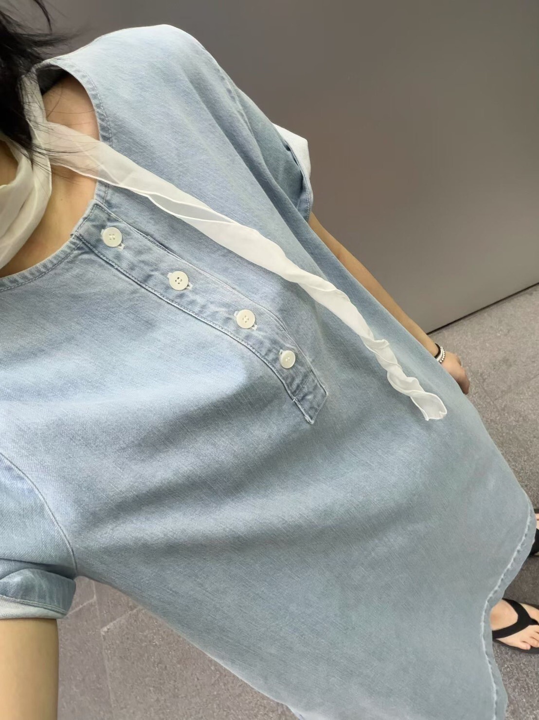 涼感天絲圓領排釦淺藍牛仔短洋裝