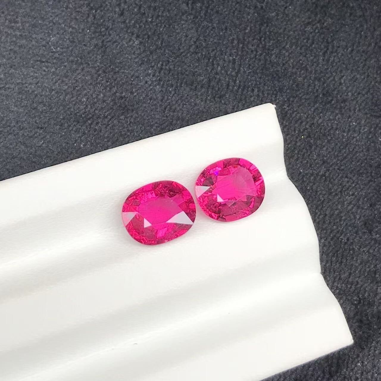 พลอยทัวร์มาลีนรูเบลไลต์สีชมพูสดแบบคู่ ตัวเรือนเปล่า / พลอยเปล่า