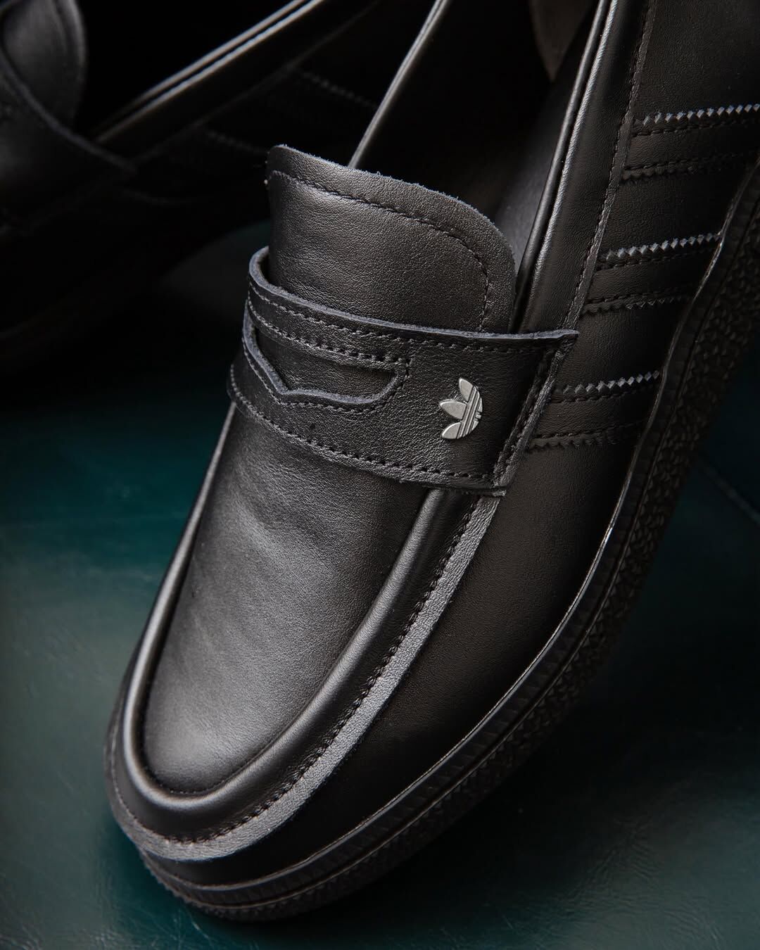ADIDAS HANDBALL SPEZIAL LOAFER PREM 黑色 全黑 樂福鞋 復古 金屬標 三葉草 男女鞋 KJ5786 / 預購