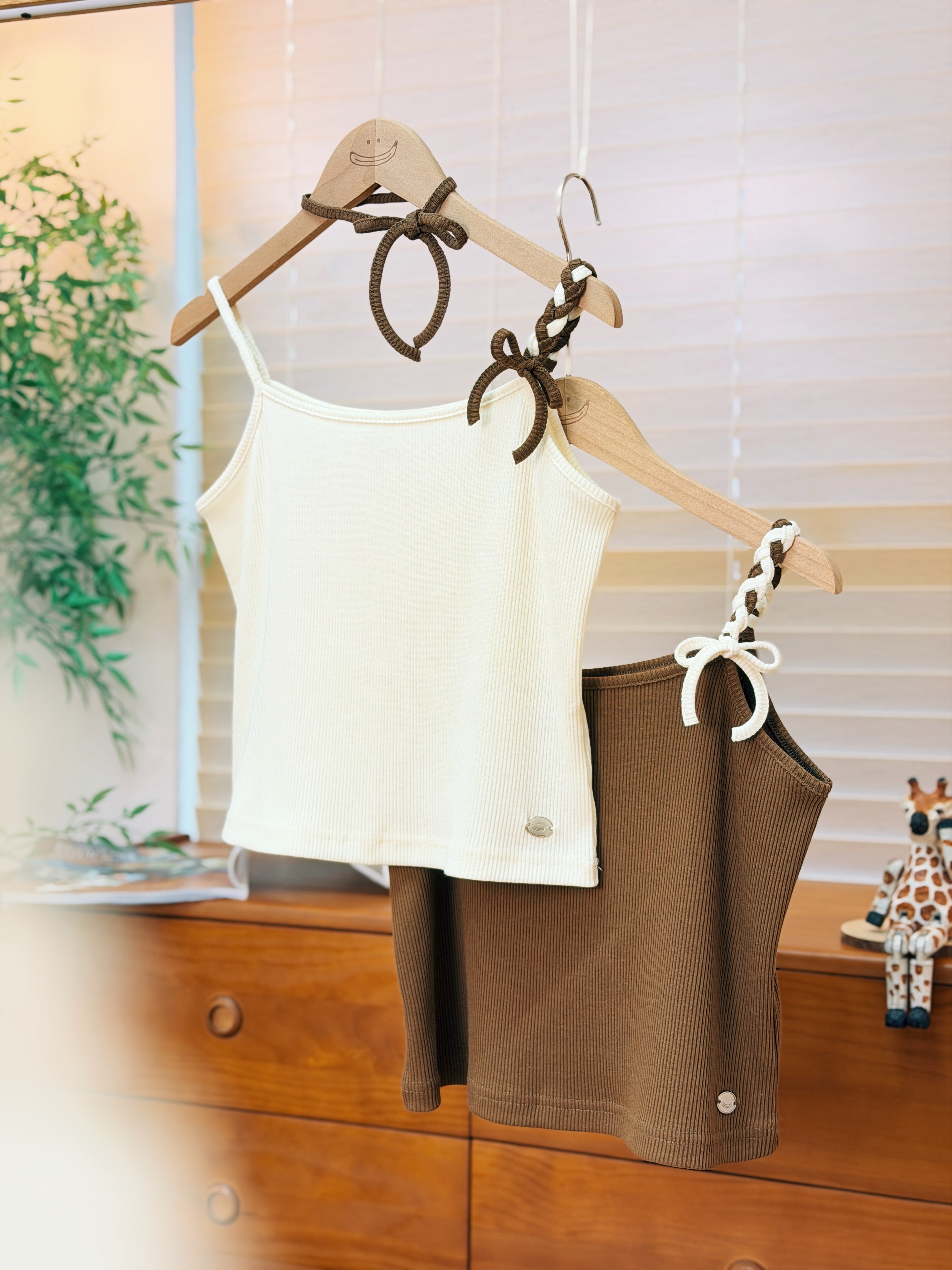 三色 / 丹麥條拼色肩帶坑紋背心 / Two-Tone Braided Ribbon Ribbed Cami