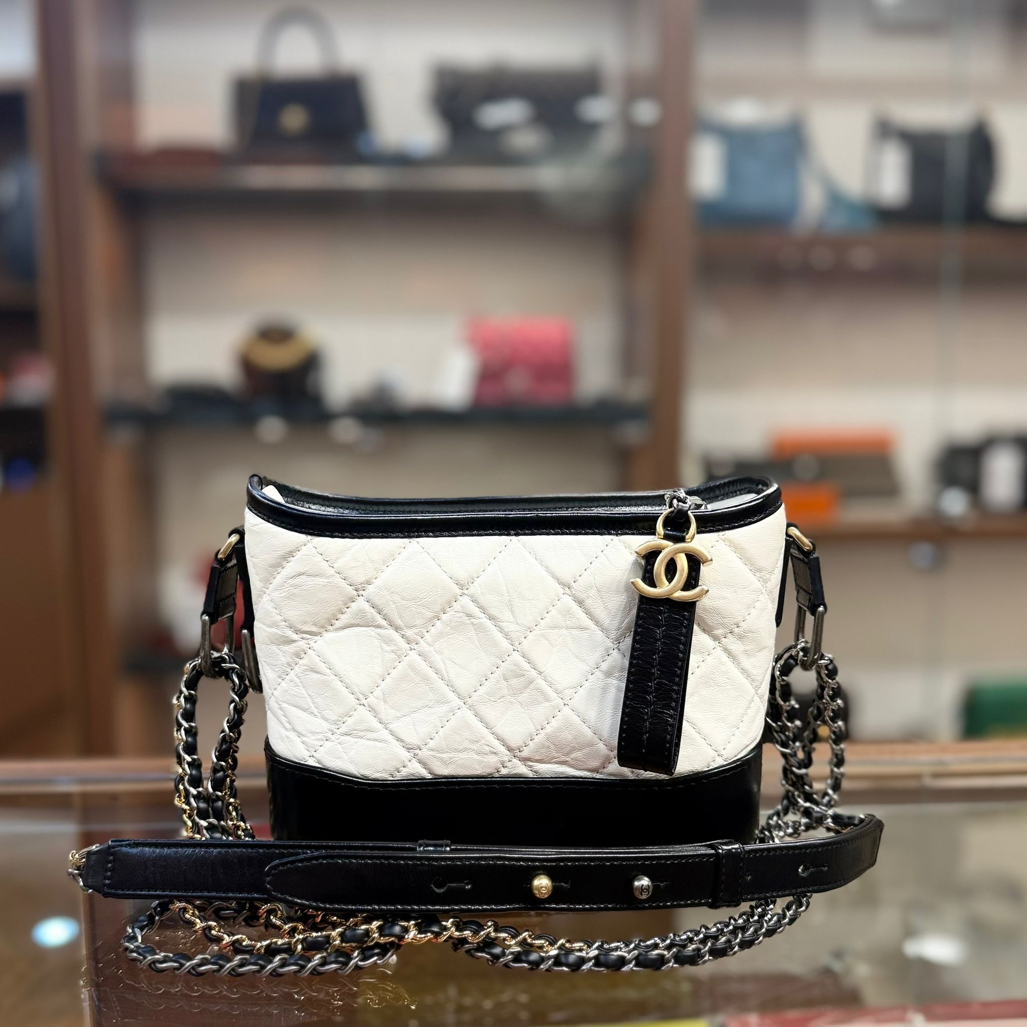 98%New Used Chanel Gabrielle Small 小號牛皮黑白熊貓  #香奈兒流浪包