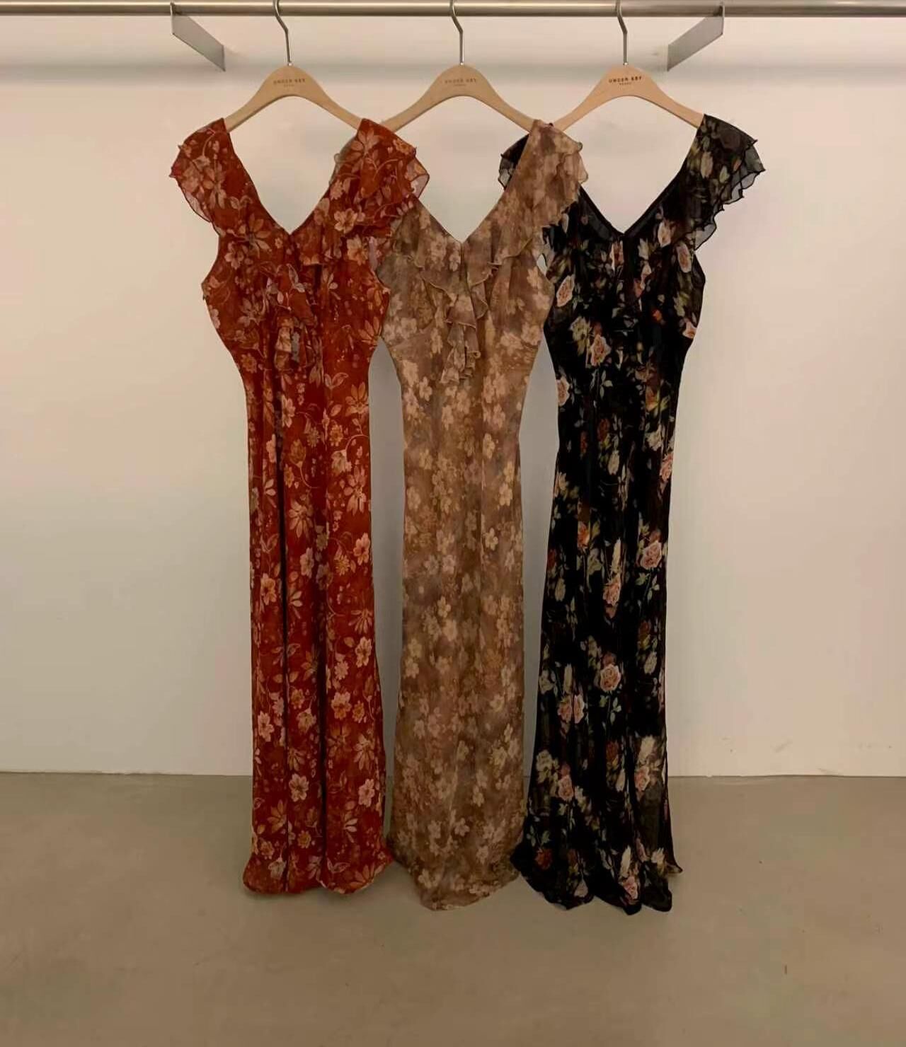 UK6322 Ruffle油畫花花V領無袖連身裙