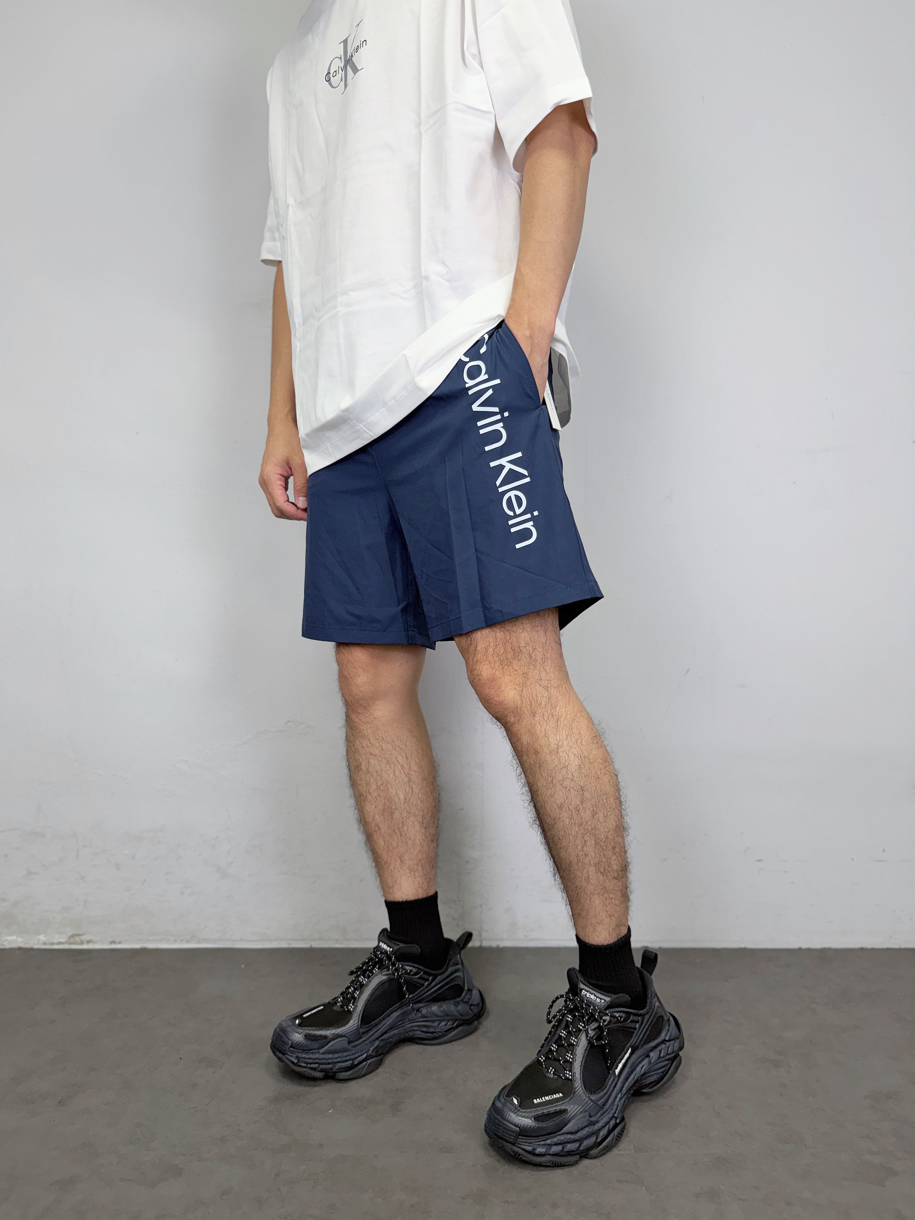 Calvin Klein CK 直排字母 後拉鍊口袋 海灘褲 短褲