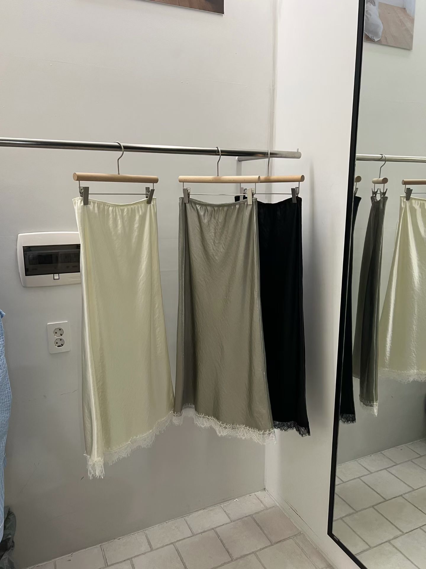 PR6351 緞面蕾絲下擺半身裙