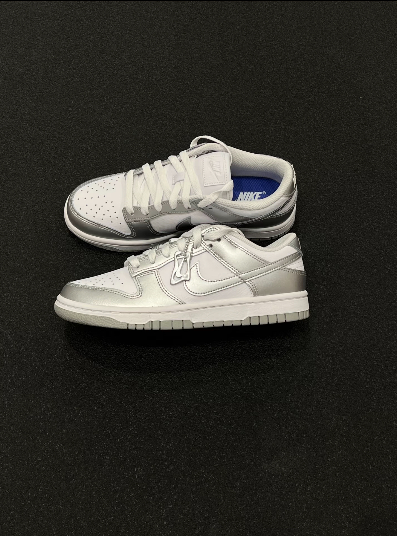 代購-NIKE DUNK LOW 'Metallic Silver' 經典 吊飾 皮革 液態銀 女款 FV1311-100