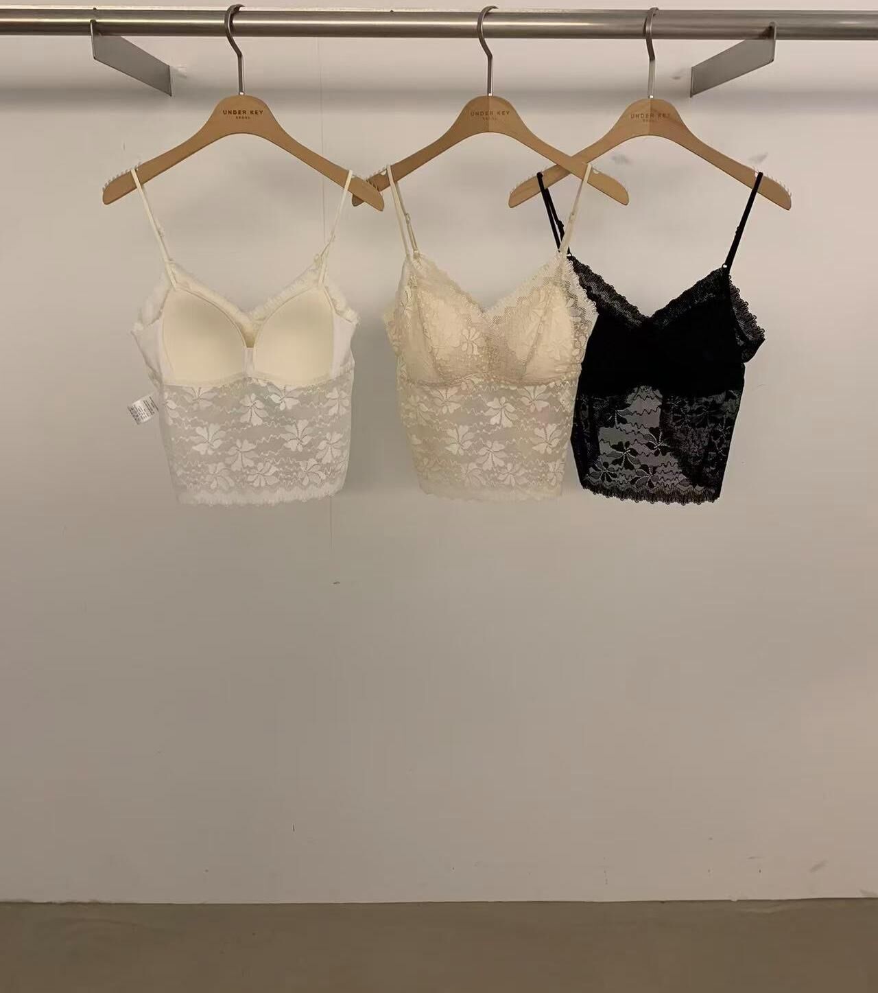 UK6372 刺綉小花可調肩帶Bra Top