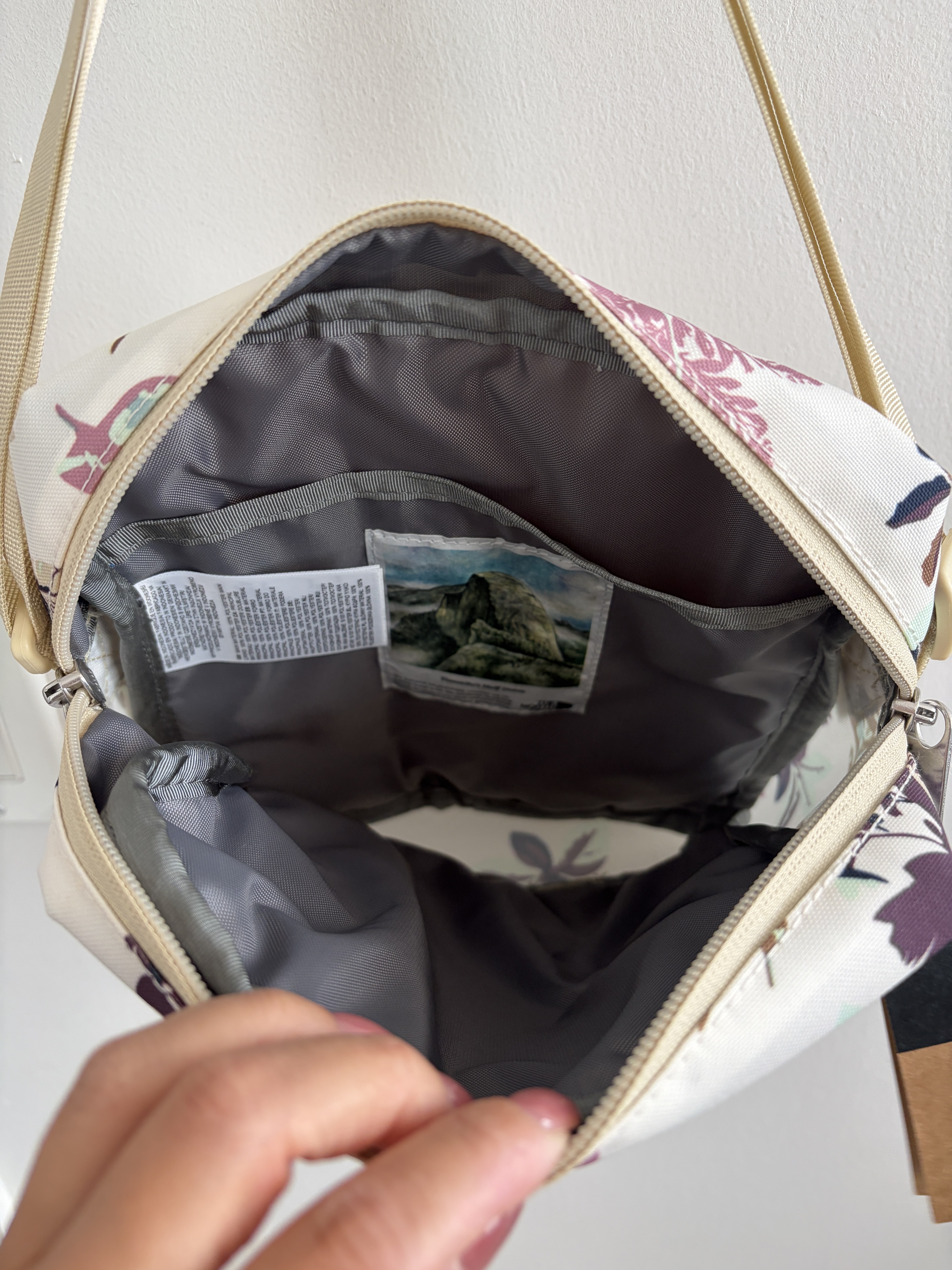 THE NORTH FACE BERKELY系列 滿版花紋 斜背包