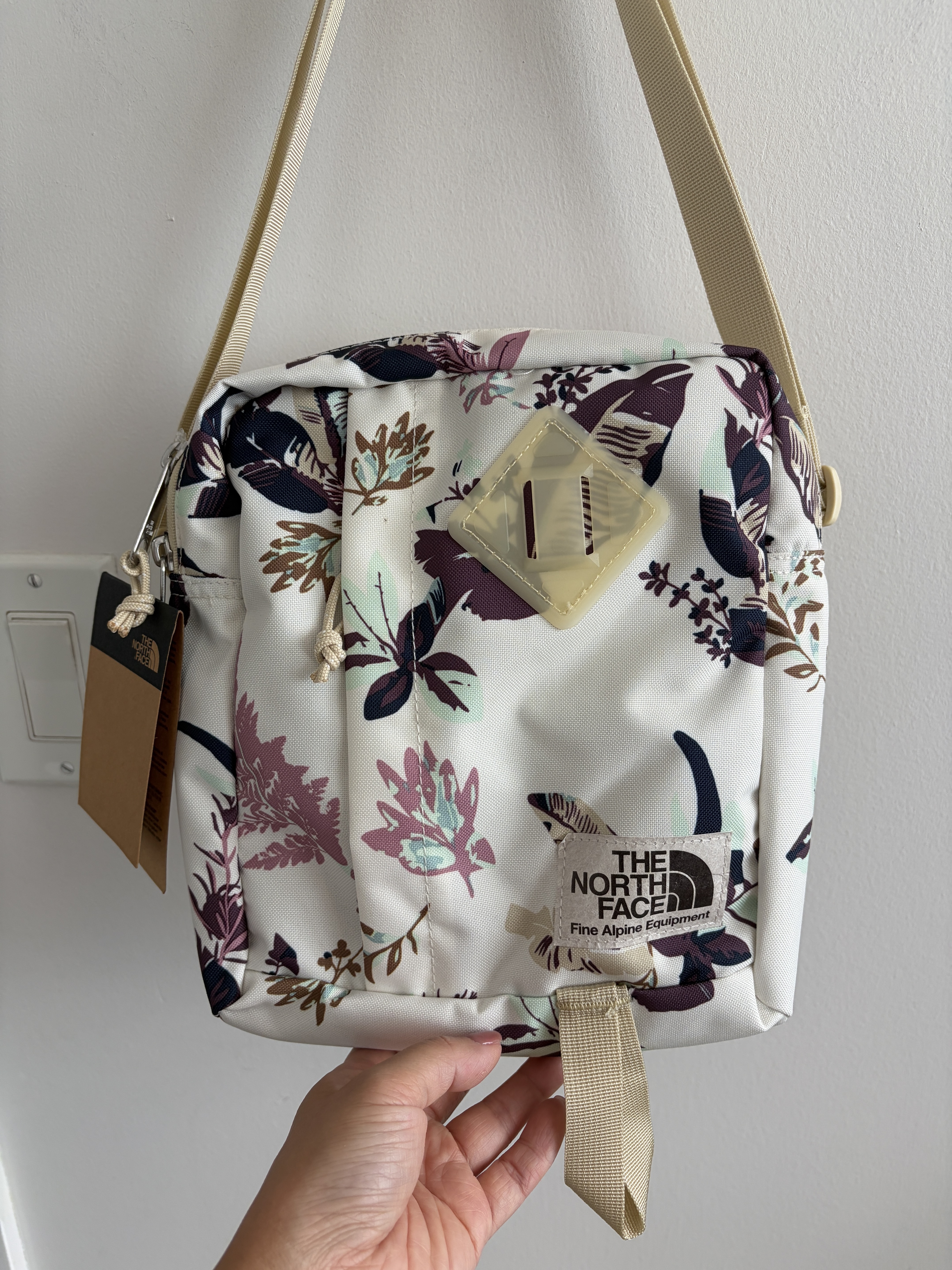 THE NORTH FACE BERKELY系列 滿版花紋 斜背包
