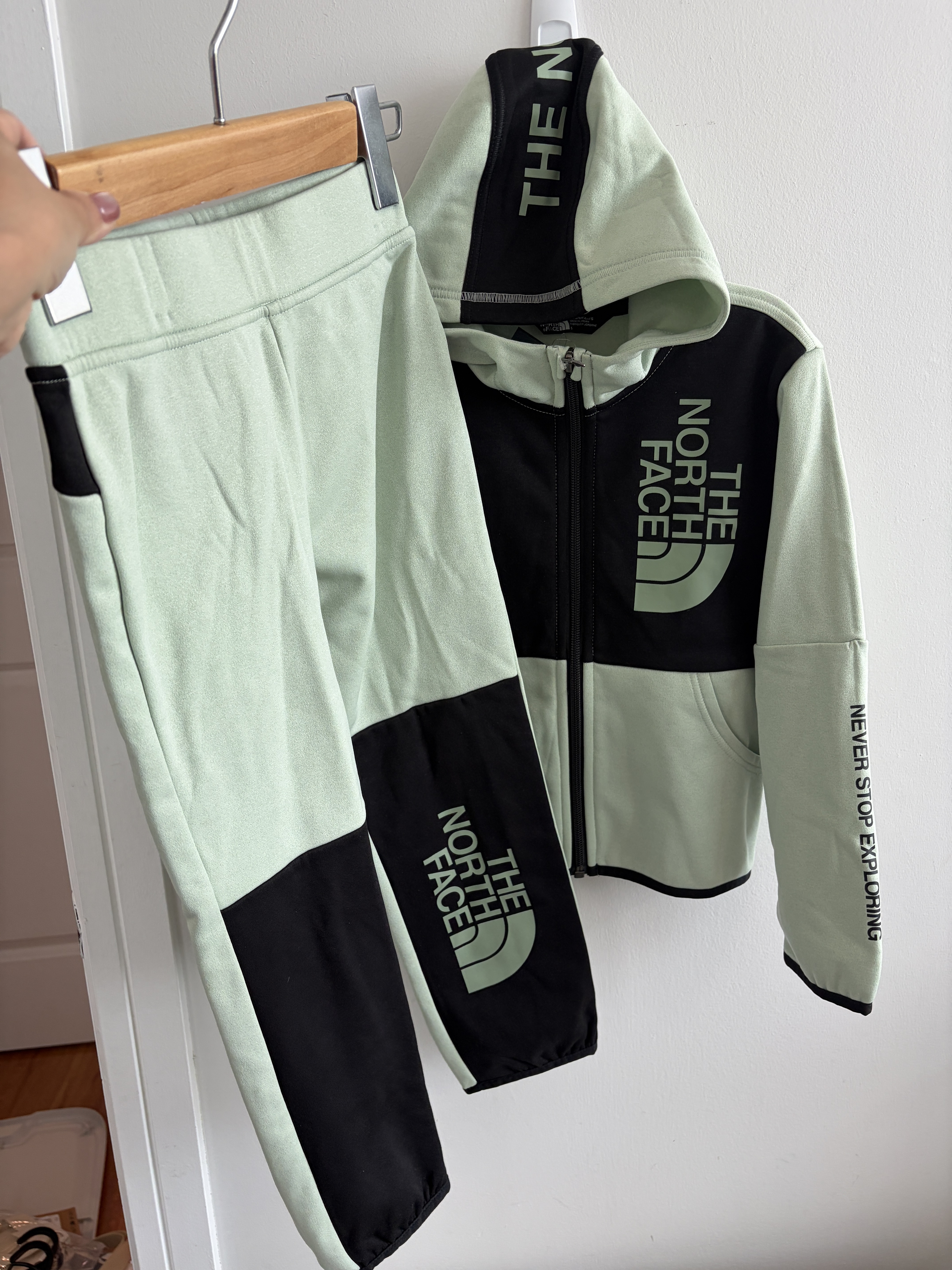 THE NORTH FACE 童裝款 彈性運動材質 刷毛 套裝組 (連帽外套+棉褲)