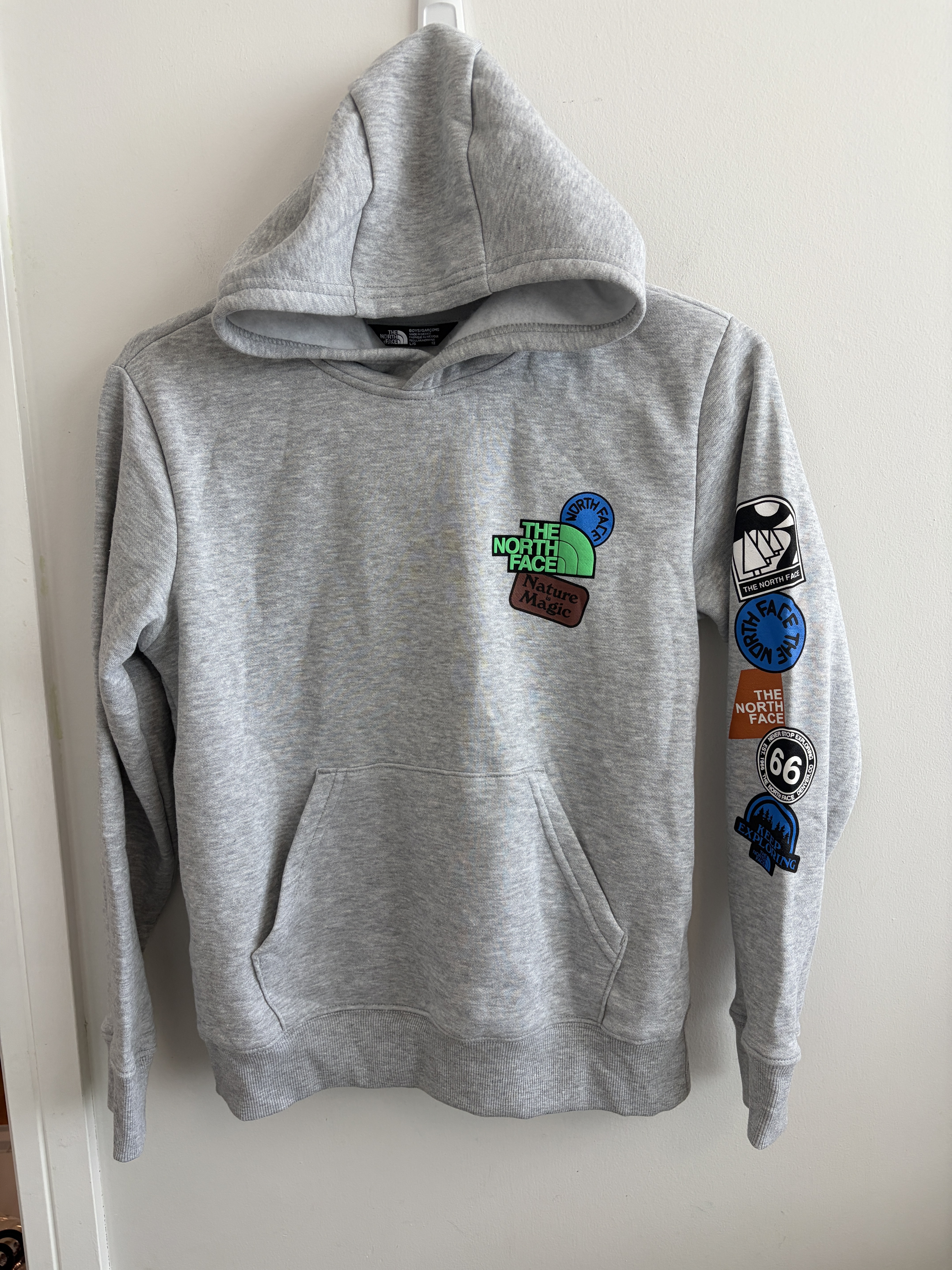 THE NORTH FACE 童裝款 造型徽章 刷毛 帽TEE