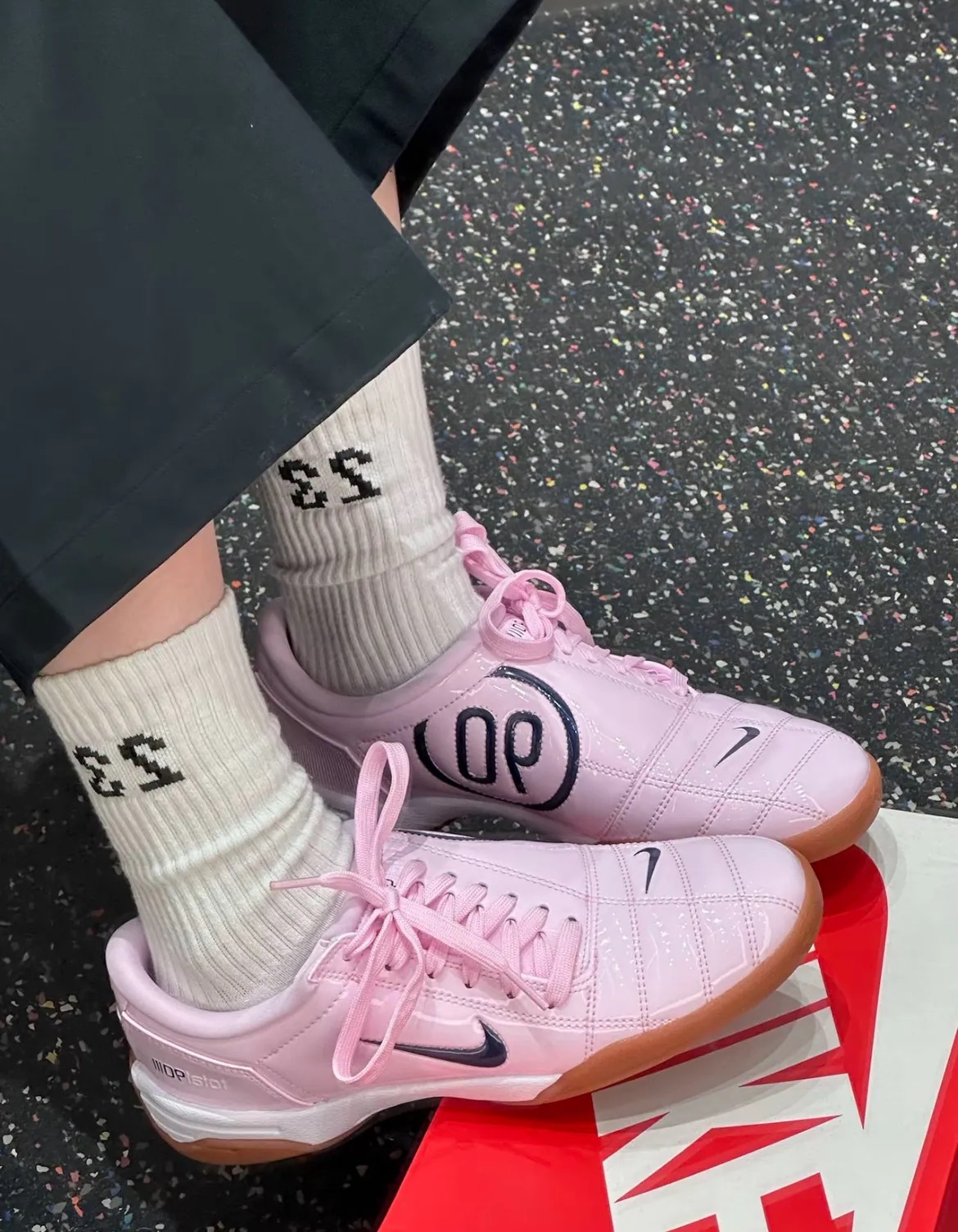 LISA同款 NIKE W TOTAL 90 淡粉復古 皮革 不對稱鞋帶 薄底 足球鞋  女鞋 IB5666-602