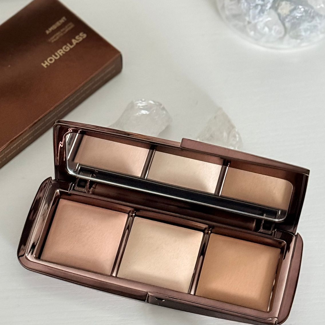Hourglass - Ambient Lighting Palette 三色高光修容盤
