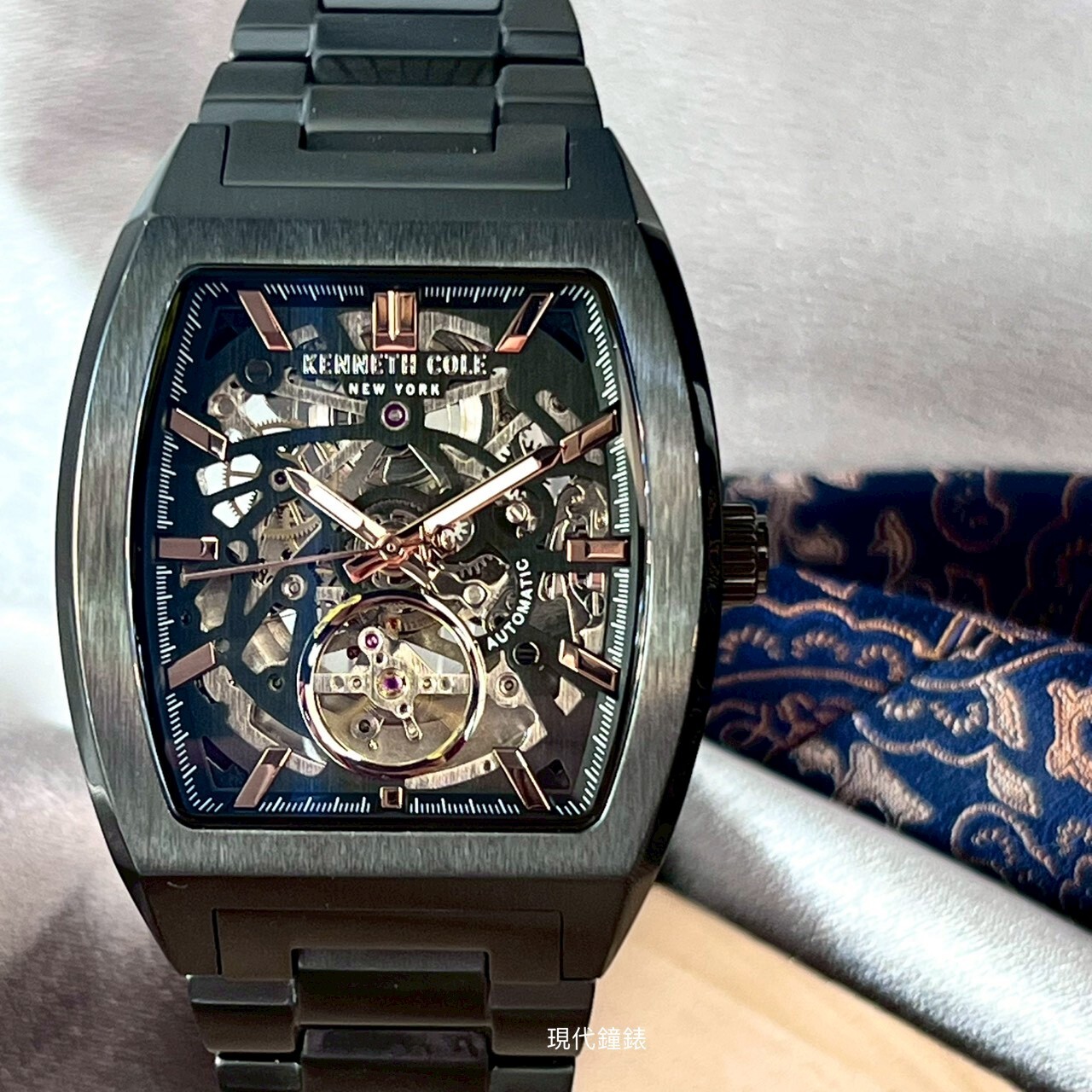 【KENNETH COLE】酒桶型透視鏤空機械紳士腕錶KCWGY0077501 40mm 現代鐘錶
