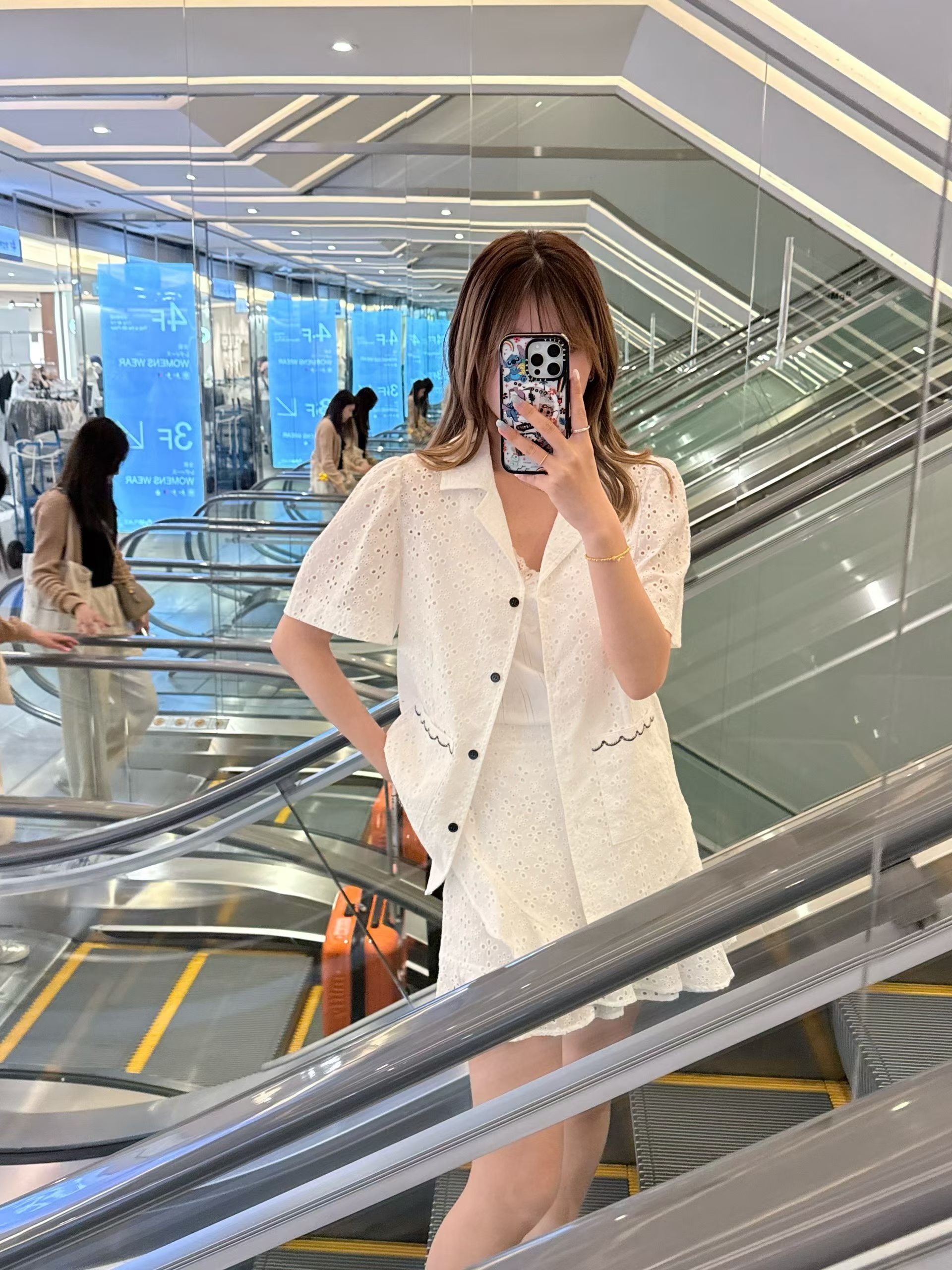 蕾絲洞洞花襯衫