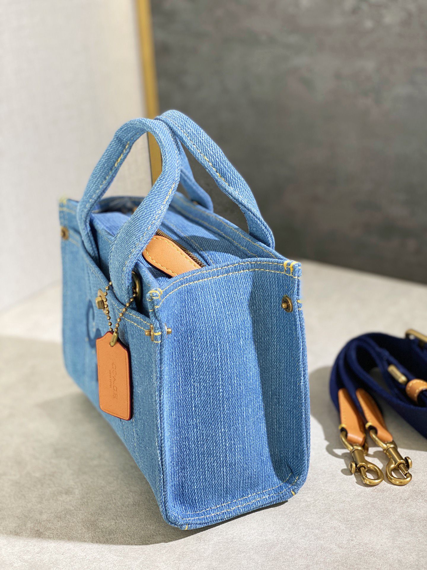 COACH新款Cargo牛仔托特包