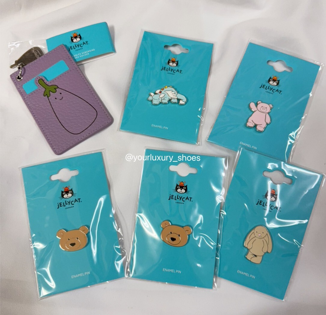 【Luxury】 Jellycat琺瑯別針徽章 Jellycat紫色茄子造型卡夾徽章 天空龍徽章 粉色小熊徽章 巴塞羅熊徽章 邦尼兔徽章 品牌卡夾紀念品