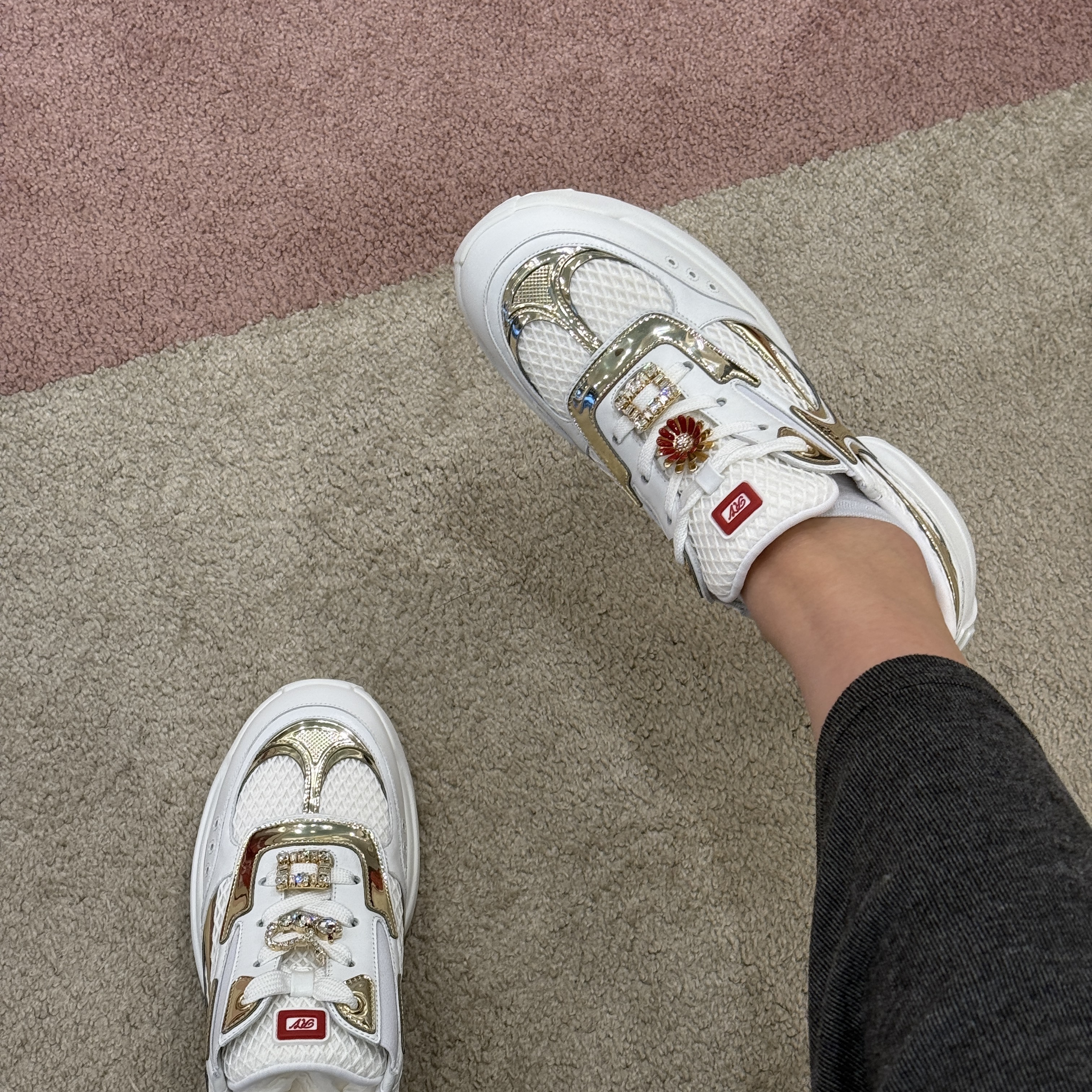Roger Vivier Viv on the run charms sneakers gold