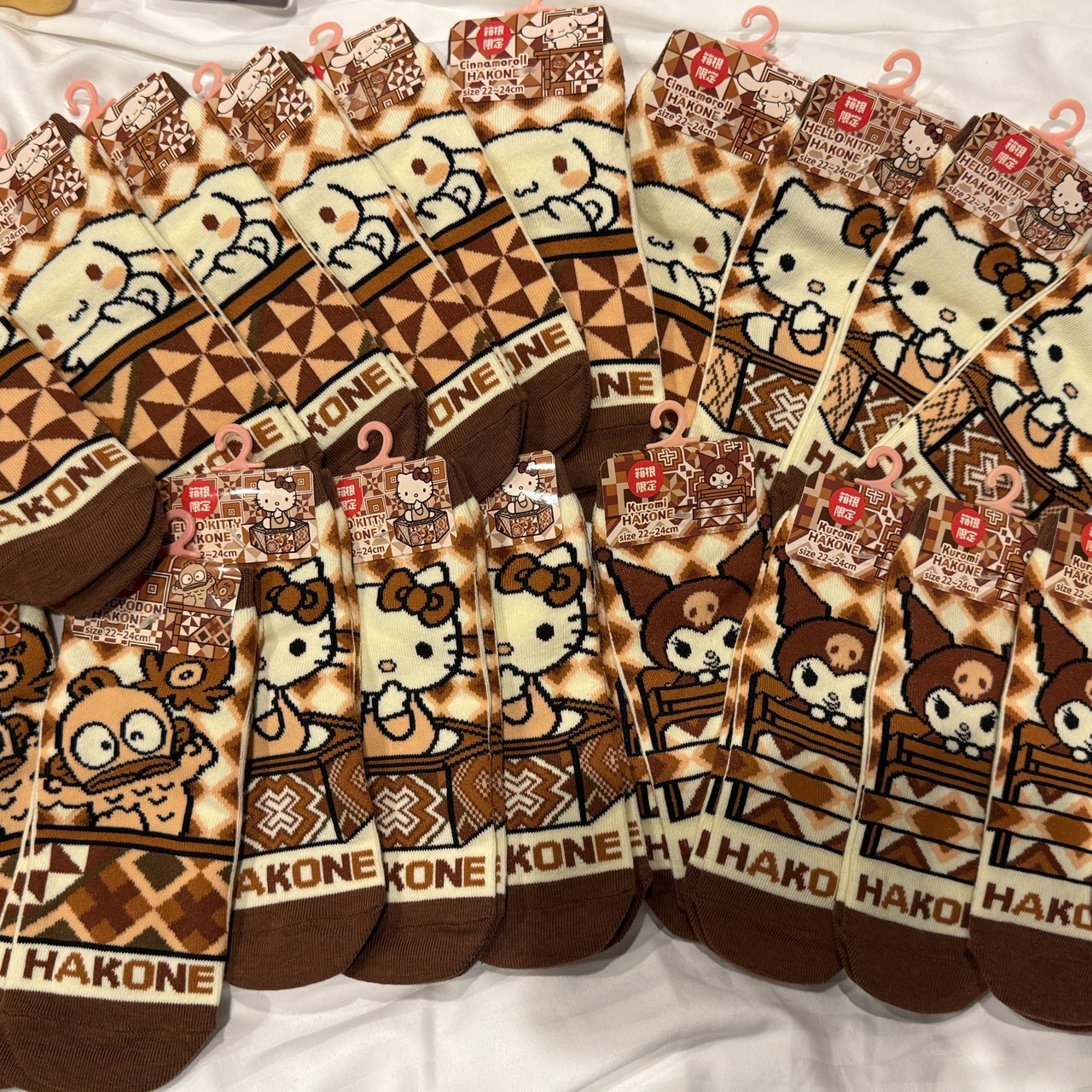 【Luxury】 三麗鷗Hello Kitty 箱根限定  三麗鷗襪子🧦 尺寸23-25cm  大耳狗襪子 庫洛米襪子 醜醜魚襪子