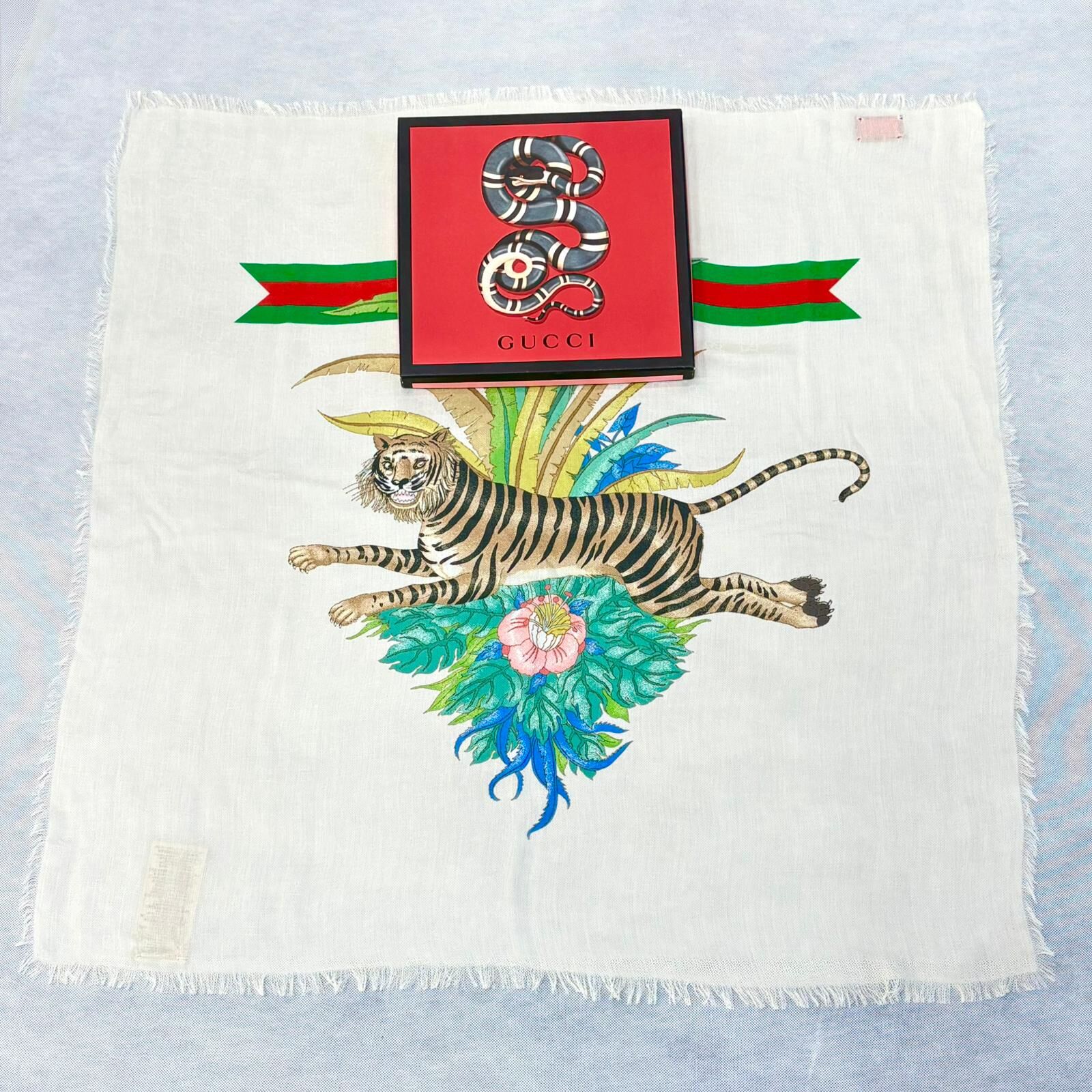 全新GUCCI 絲巾 75x75cm 白色老虎TIGER JACQUARD STOOL SCARF #BRAND NEW #香榭站正品