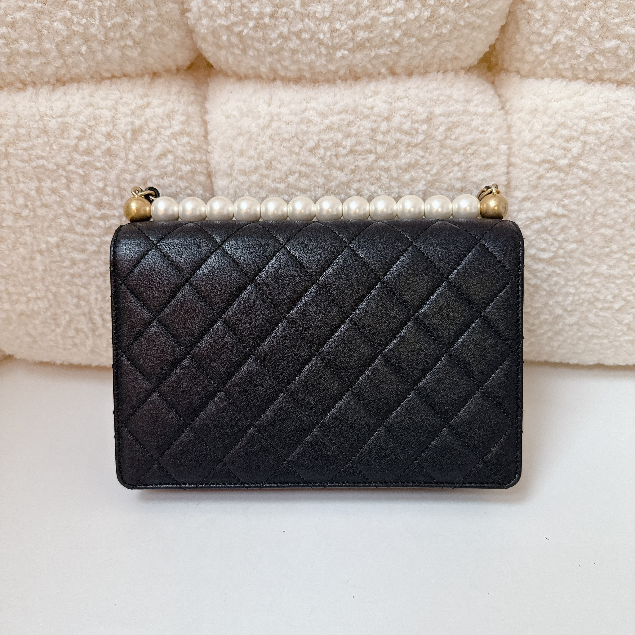 Chanel Chic Pearl Flap - Black / Gold