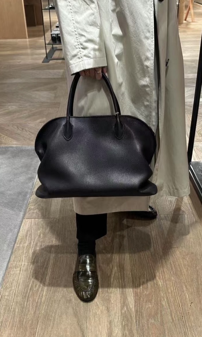 The Row Agnes 黑色馬鞍皮