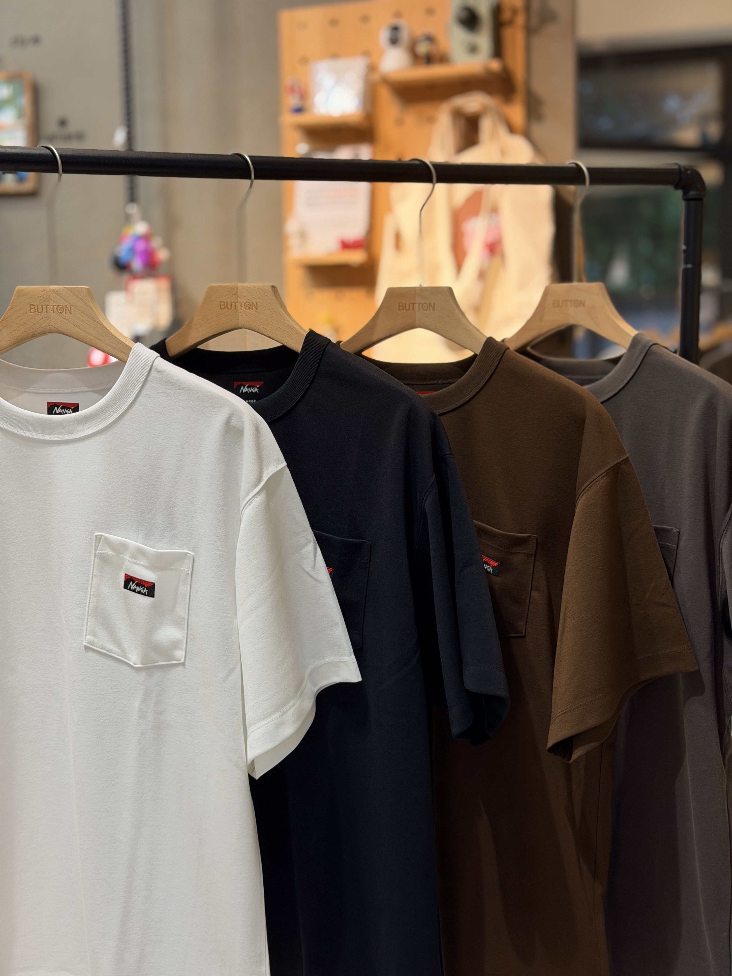 【現貨】NANGA 口袋刺繡長型logo短tee 別注款 00011