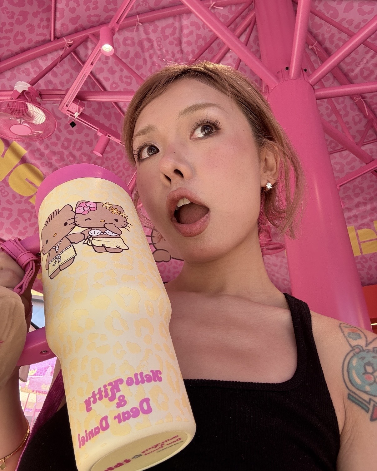 HELLO KITTY x TBH "夏日冒險島" 曬黑系列 黑皮 黃色豹紋 巨無霸保溫杯 吸管杯 水杯 冰霸杯 不鏽鋼 凱蒂貓 宋雨琦代言 官方正版授權 / 預購