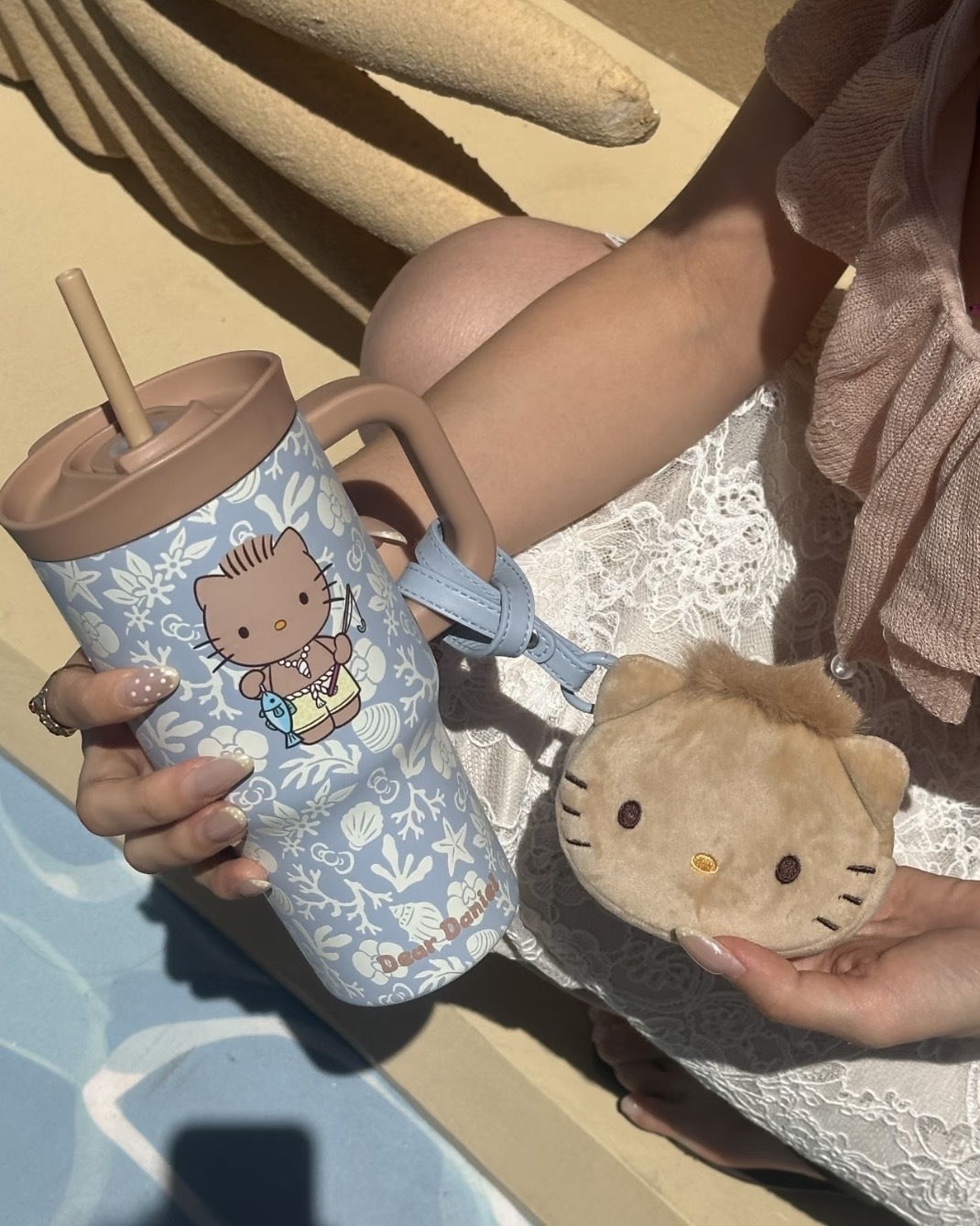 HELLO KITTY x TBH "夏日冒險島" 曬黑系列 黑皮 微風藍 巨無霸保溫杯 吸管杯 水杯 冰霸杯 不鏽鋼 凱蒂貓 宋雨琦代言 官方正版授權 / 預購