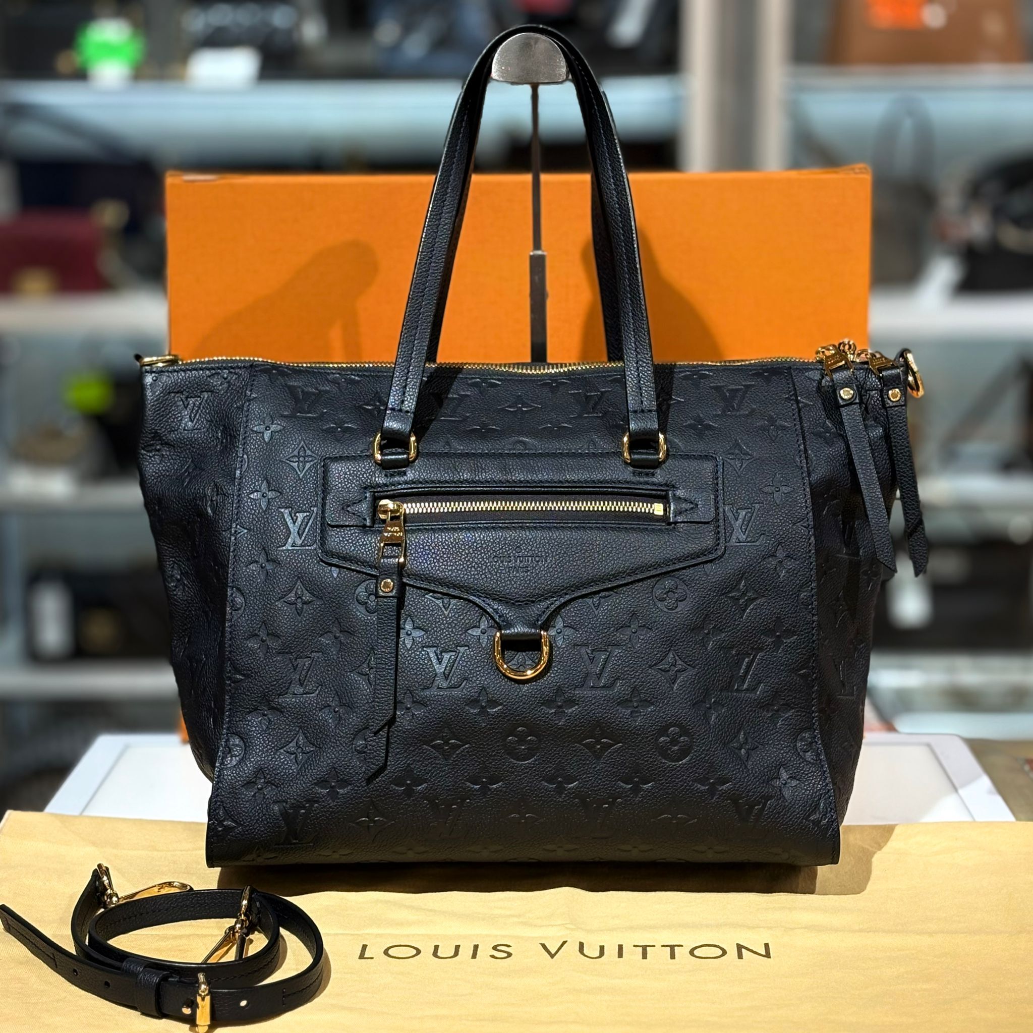 98%NEW二手LV M93410 LUMINEUSE PM MONOGRA 午夜藍壓紋LOGO牛皮金扣 #香榭站正品