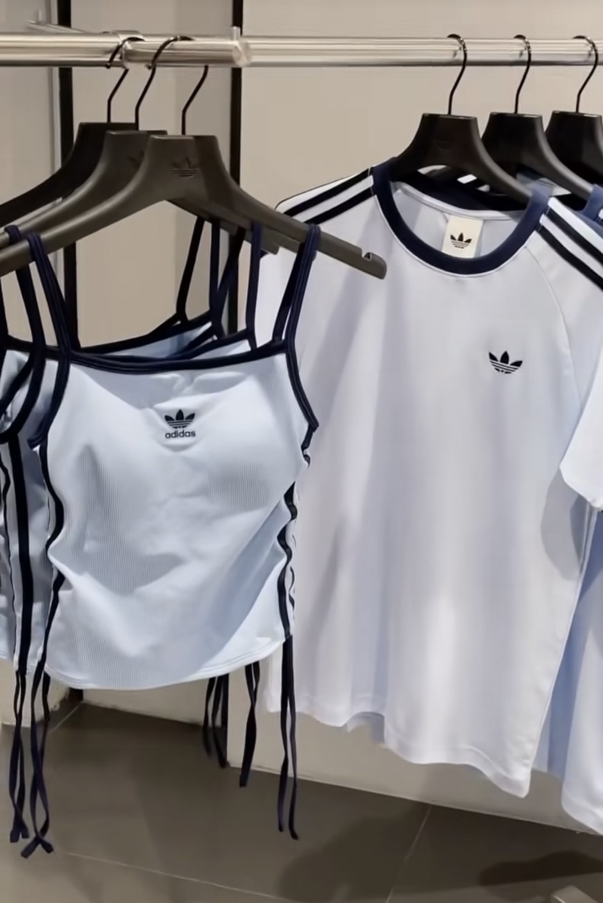 【Luxury】脆上流量密碼 Adidas 情侶衣 細肩小可愛 短袖上衣 寶寶藍 側邊皺摺 綁帶設計 可調節 顯瘦 內搭 運動外出 肩帶 內衣 附內襯 胸墊款 男女可穿 KT7764