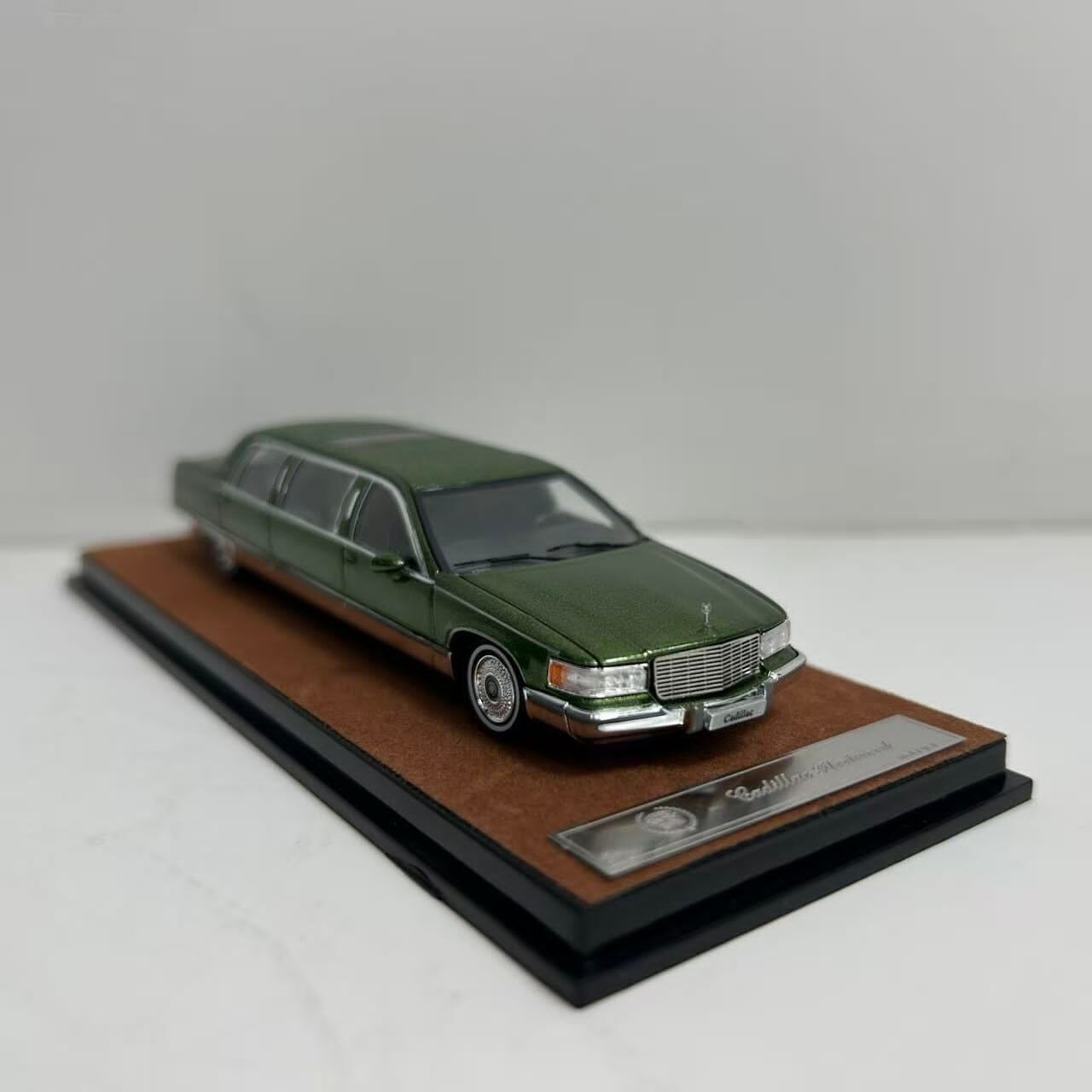 預訂:1/64 Xiaoguang Model Cadillac Fleetwood Limousine Green/ Brown (XMCFGB )
