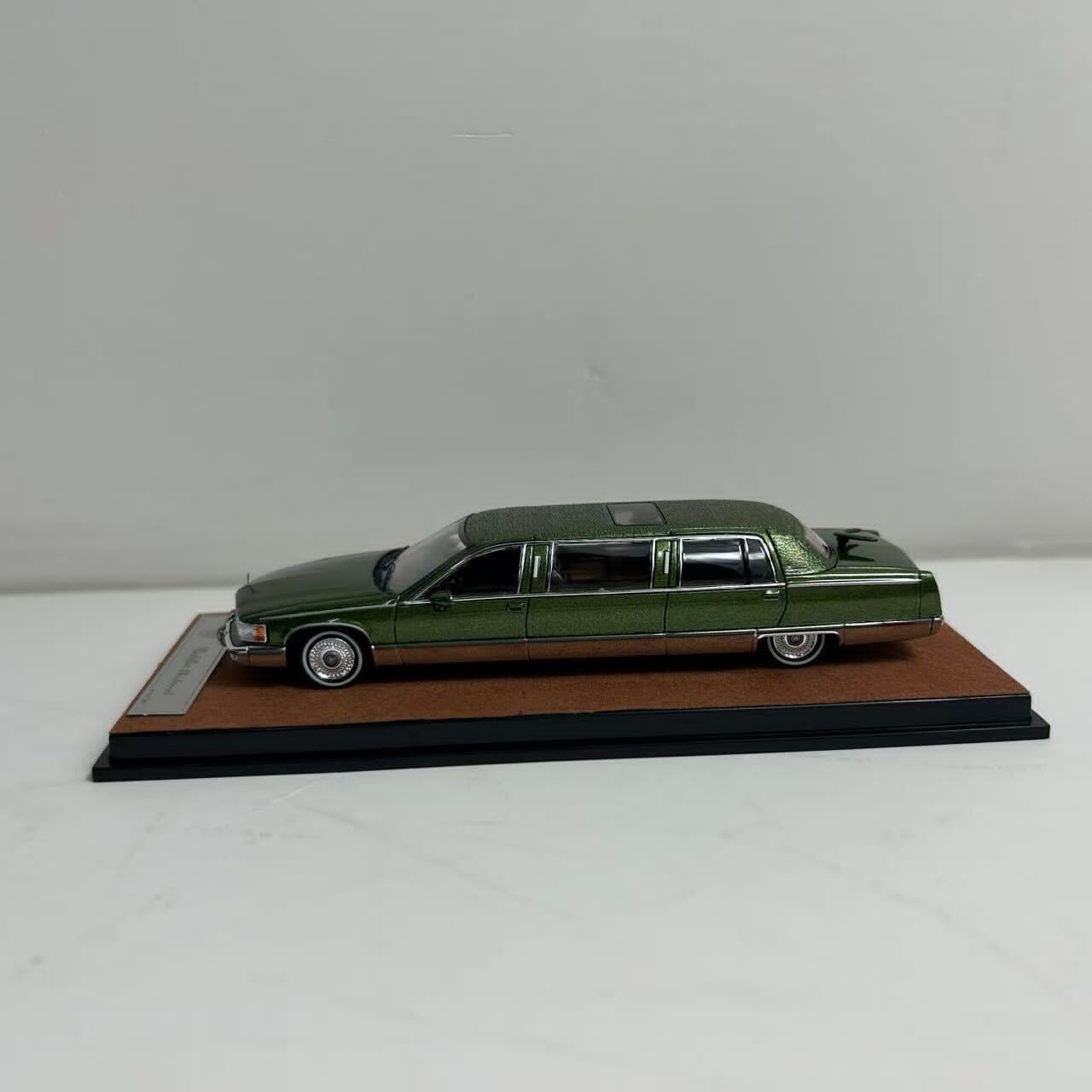 預訂:1/64 Xiaoguang Model Cadillac Fleetwood Limousine Green/ Brown (XMCFGB )