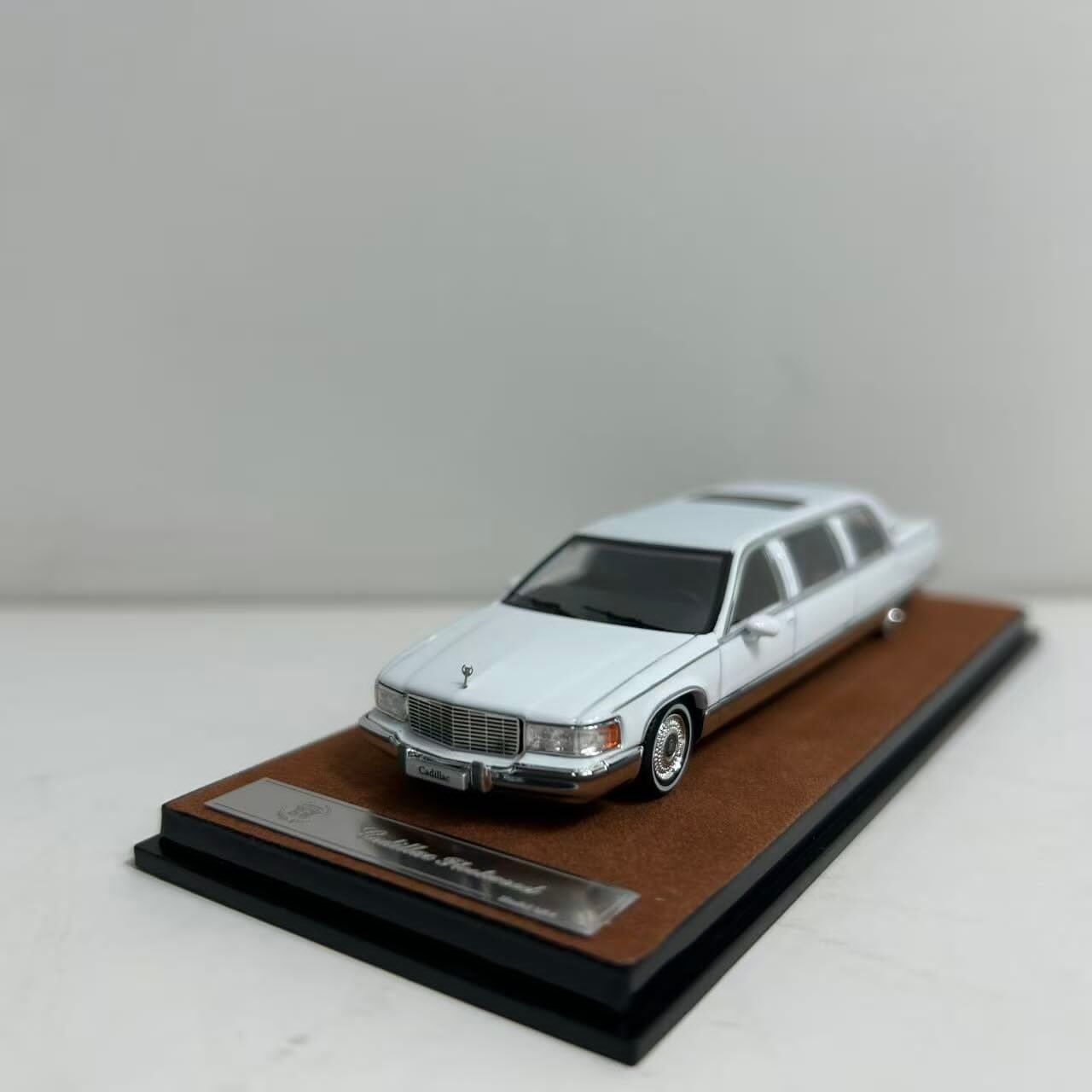 預訂:1/64 Xiaoguang Model Cadillac Fleetwood Limousine White/ Brown (XMCFWB )