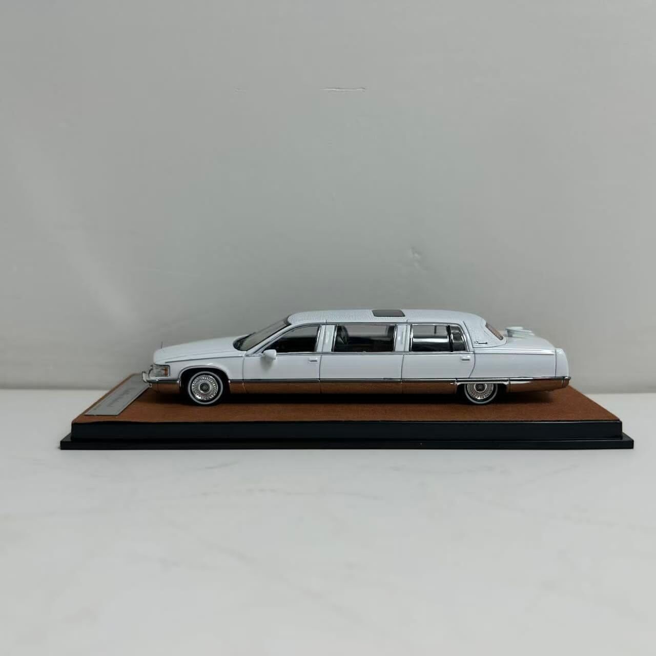 預訂:1/64 Xiaoguang Model Cadillac Fleetwood Limousine White/ Brown (XMCFWB )