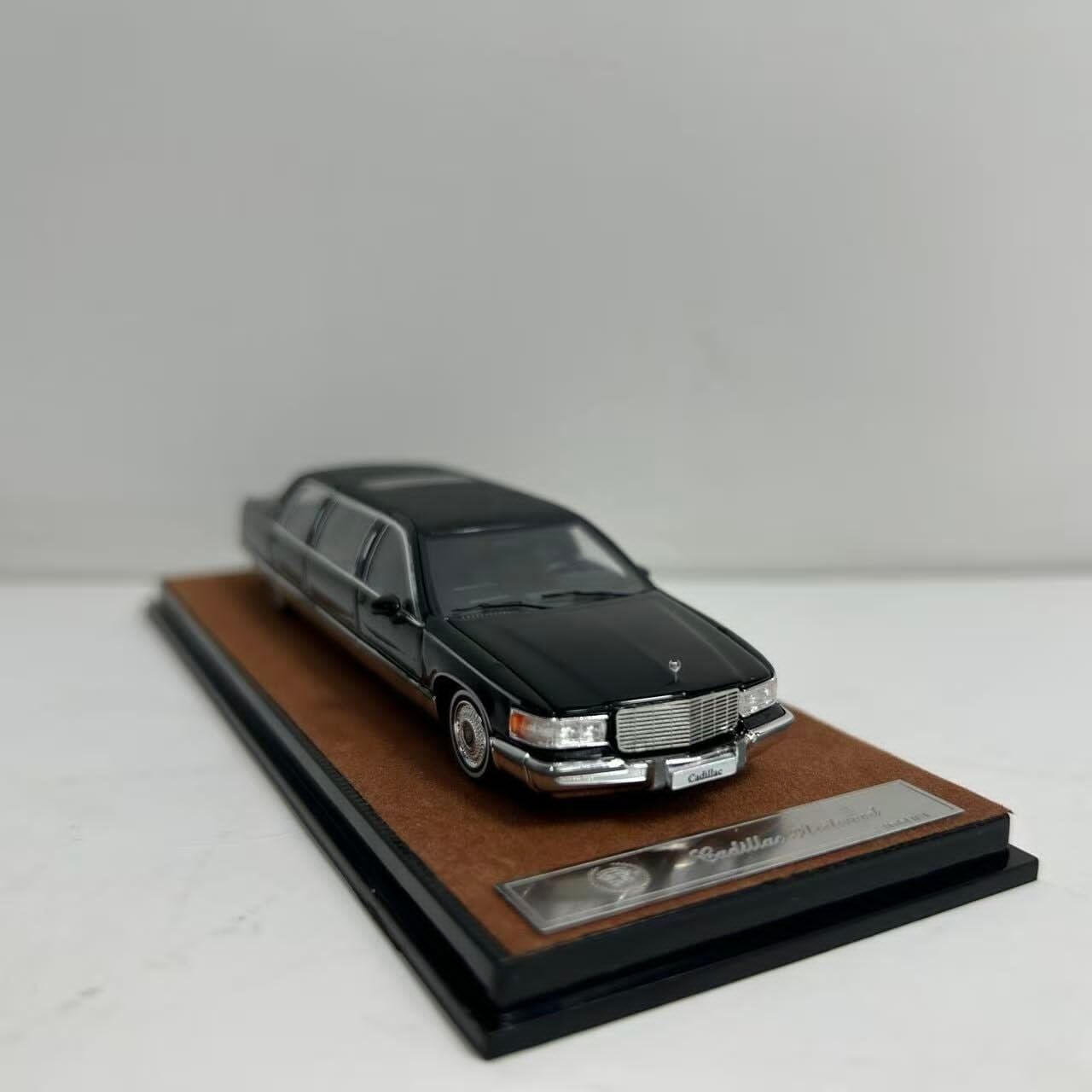 預訂:1/64 Xiaoguang Model Cadillac Fleetwood Limousine Black/ Brown (XMCFBB )
