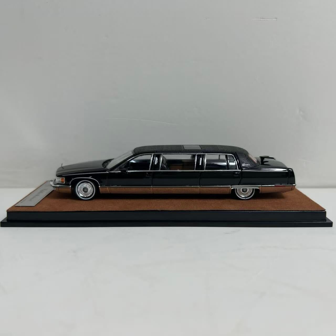 預訂:1/64 Xiaoguang Model Cadillac Fleetwood Limousine Black/ Brown (XMCFBB )