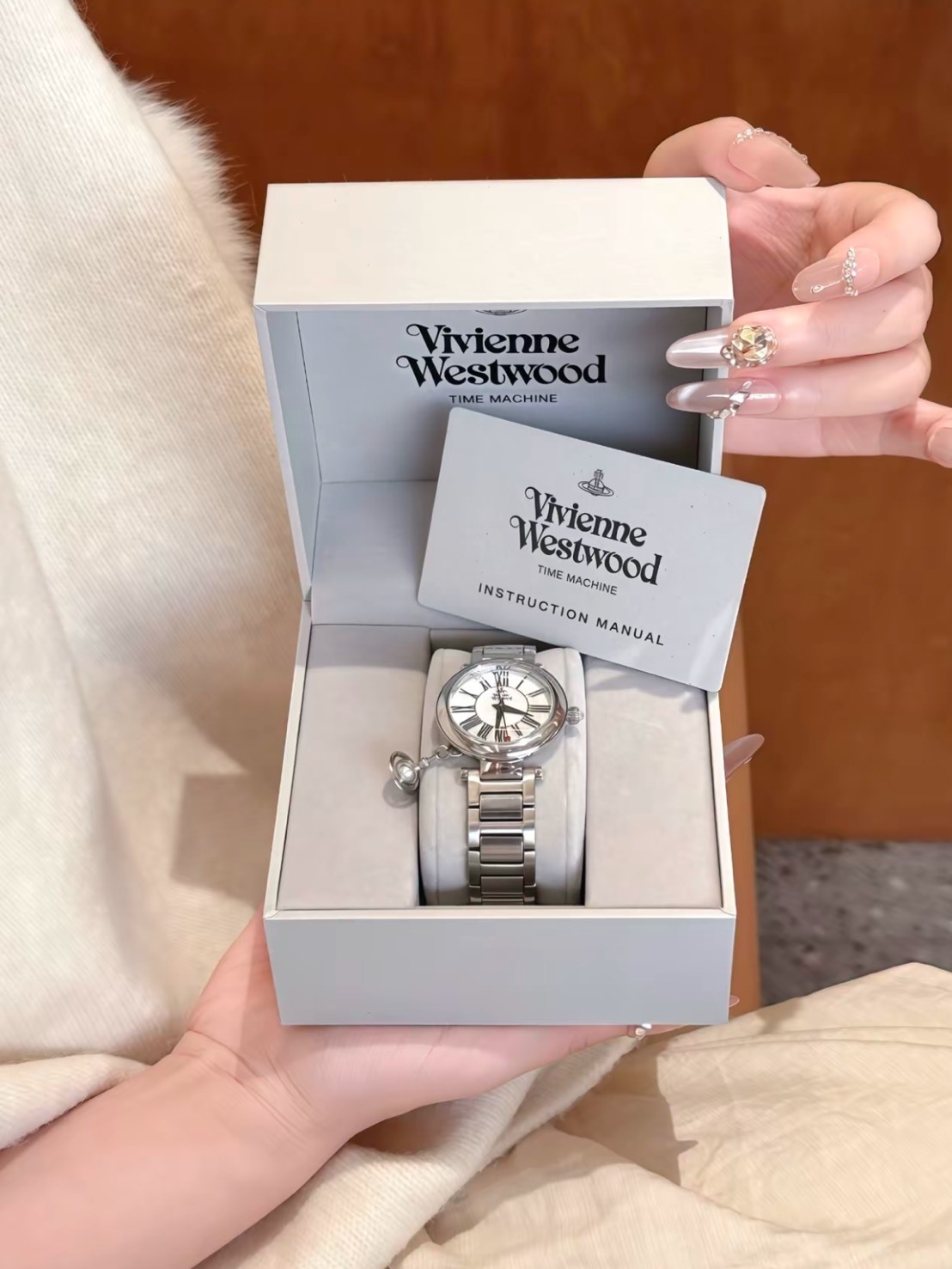 VIVIENNE WESTWOOD 西太后 土星小吊墜 貝母色錶盤 不銹鋼 女錶