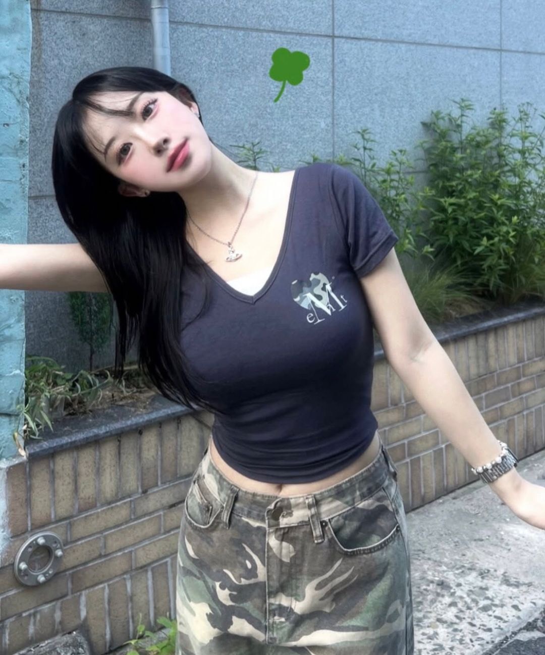 (少量現貨）MUCENT靜脈心型迷彩V領短袖T