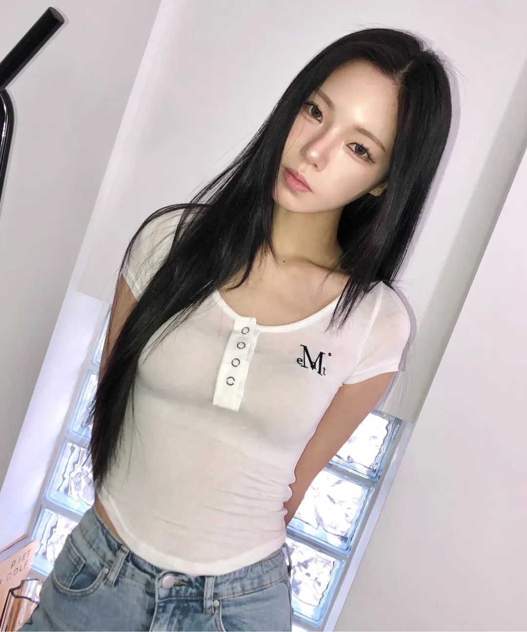 (少量現貨）MUCENT哈林簽名標誌扣扣U捲曲短T