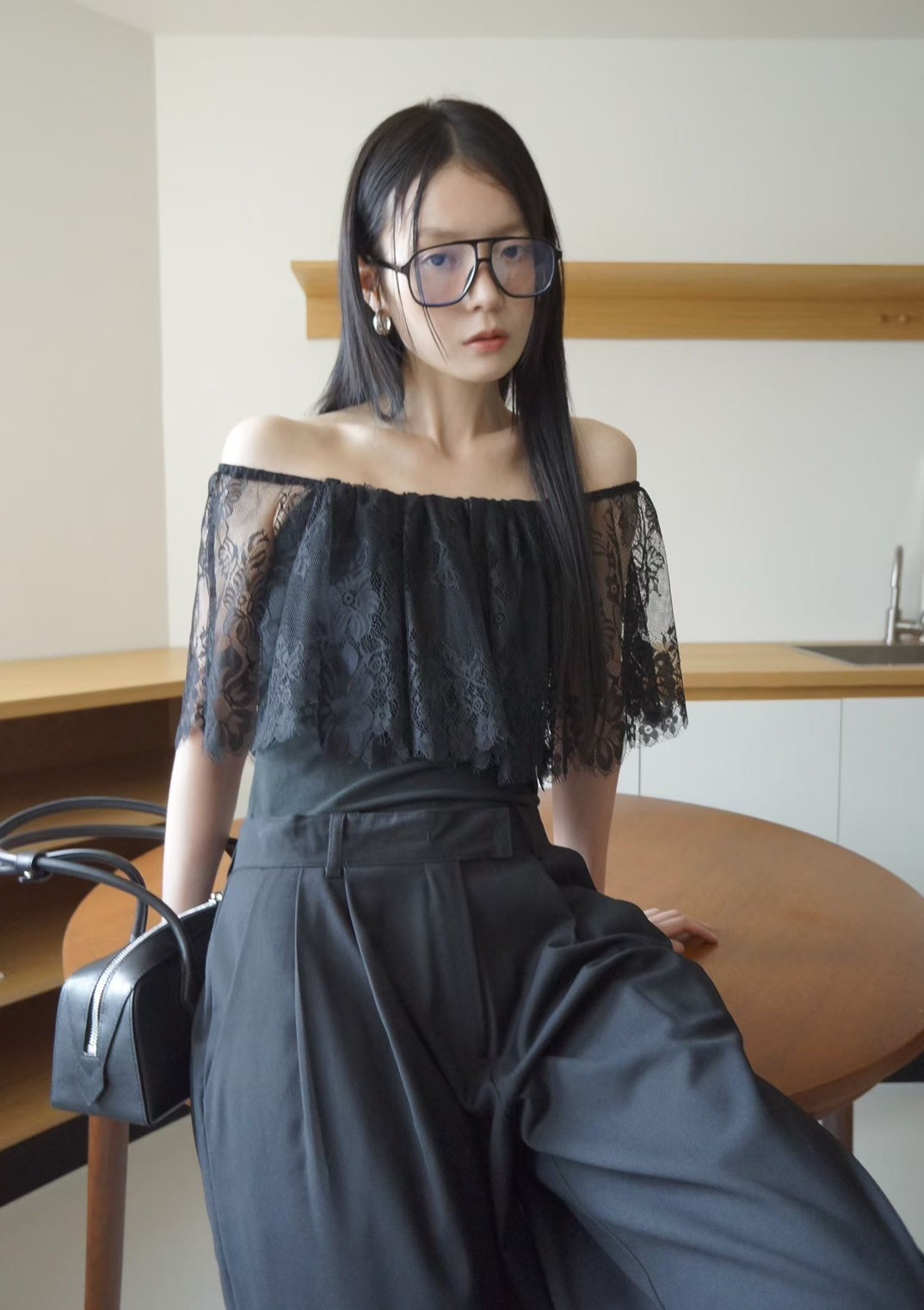 大片蕾絲露肩上衣