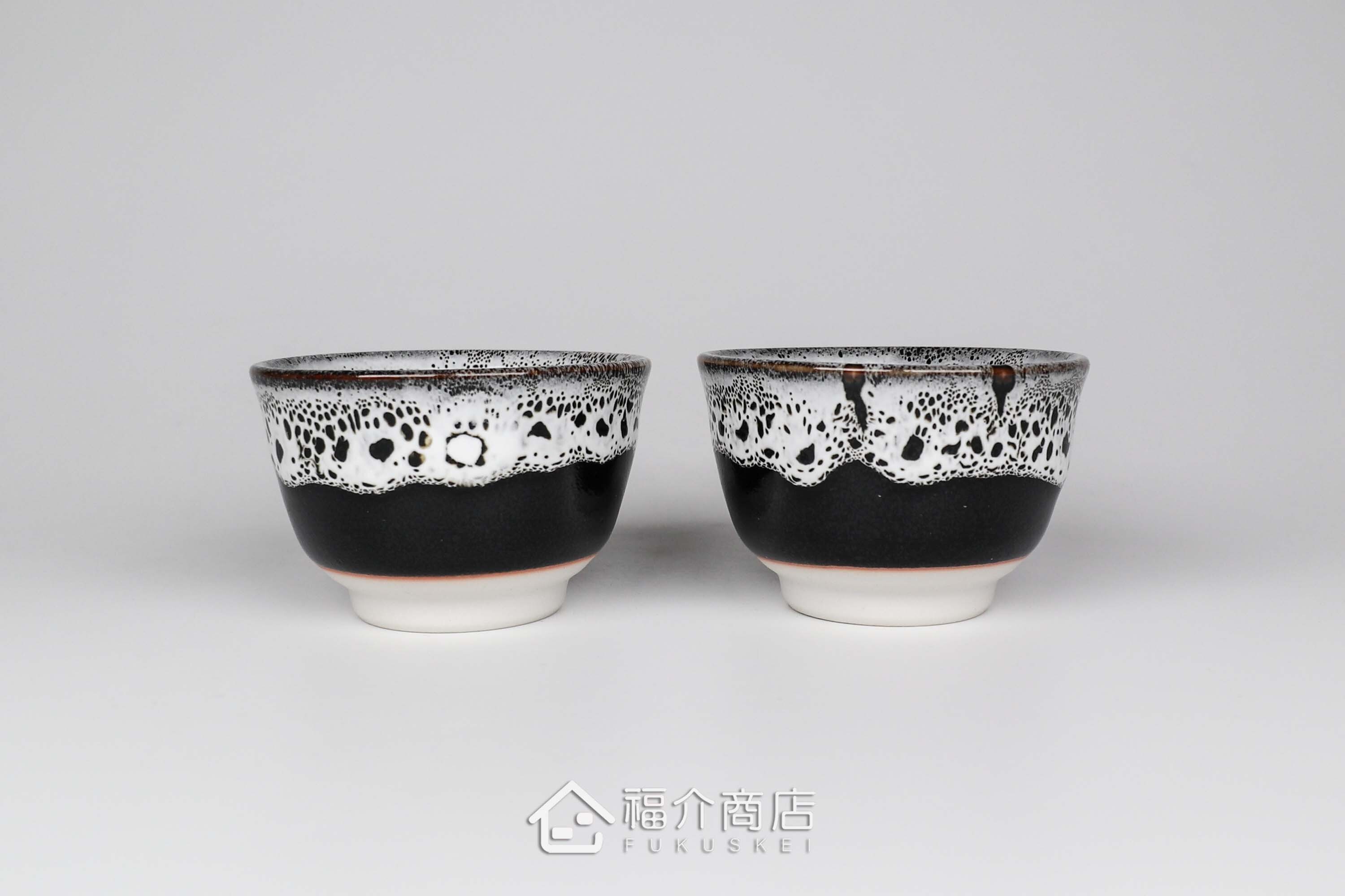 可以盛裝清酒或飲料的黑白造型小酒杯與清酒壺組合