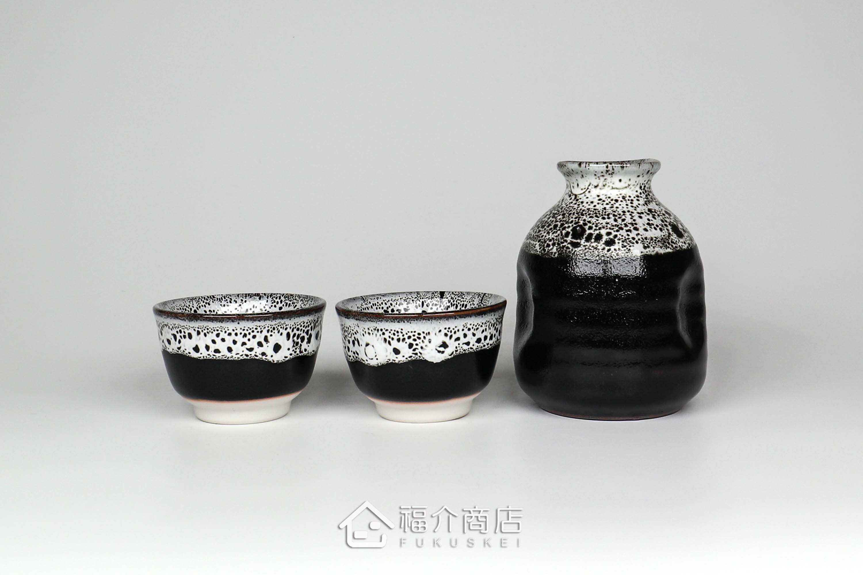 可以盛裝清酒或飲料的黑白造型小酒杯與清酒壺組合