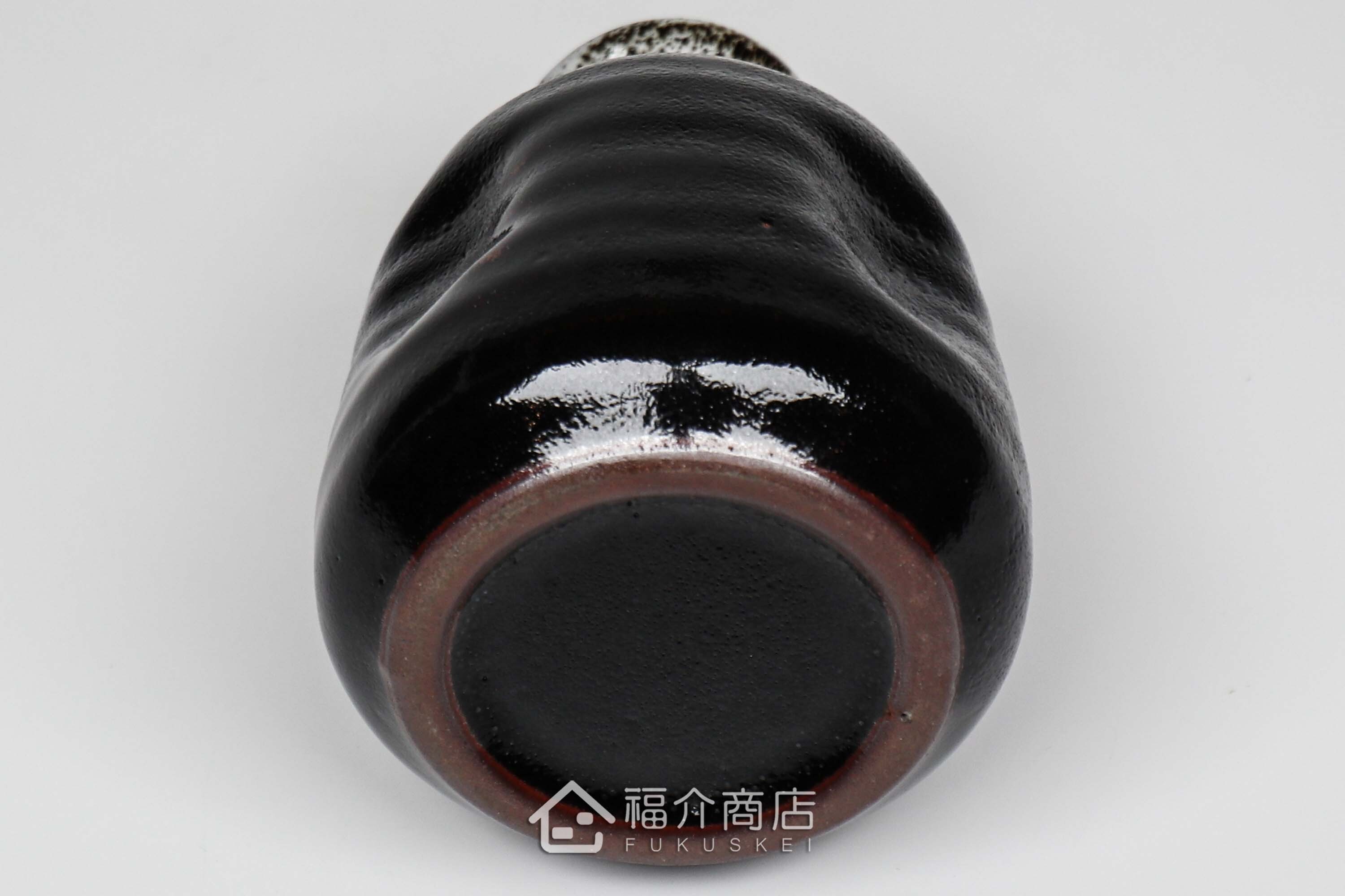 可以盛裝清酒或飲料的黑白造型小酒杯與清酒壺組合