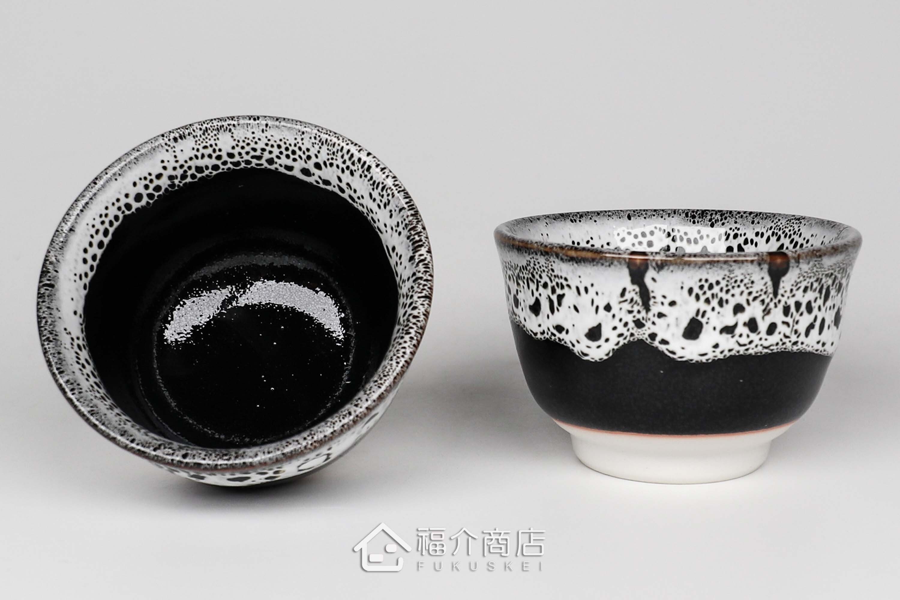 可以盛裝清酒或飲料的黑白造型小酒杯與清酒壺組合