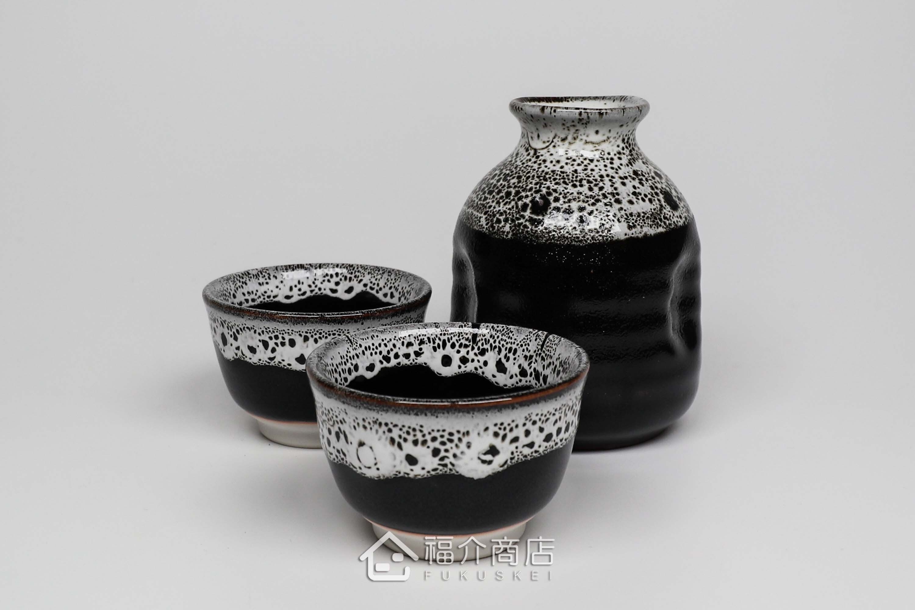 可以盛裝清酒或飲料的黑白造型小酒杯與清酒壺組合